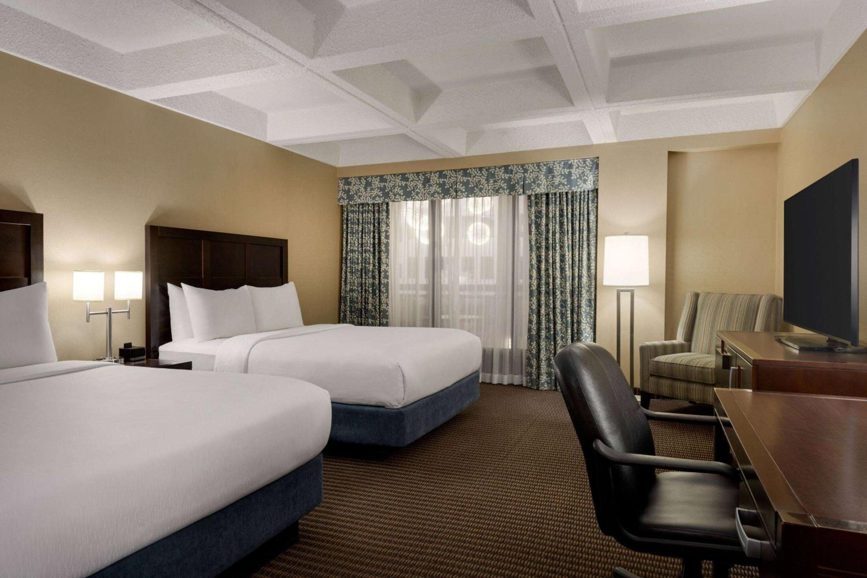 Queen Room with Two Queen Beds - Non-Smoking - Photo 2
