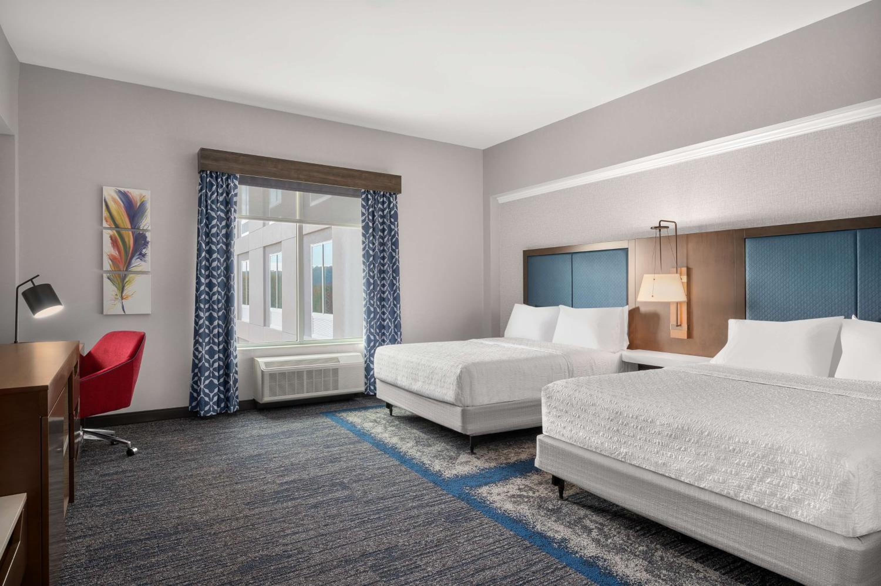 Queen Room with Two Queen Beds - Photo 2