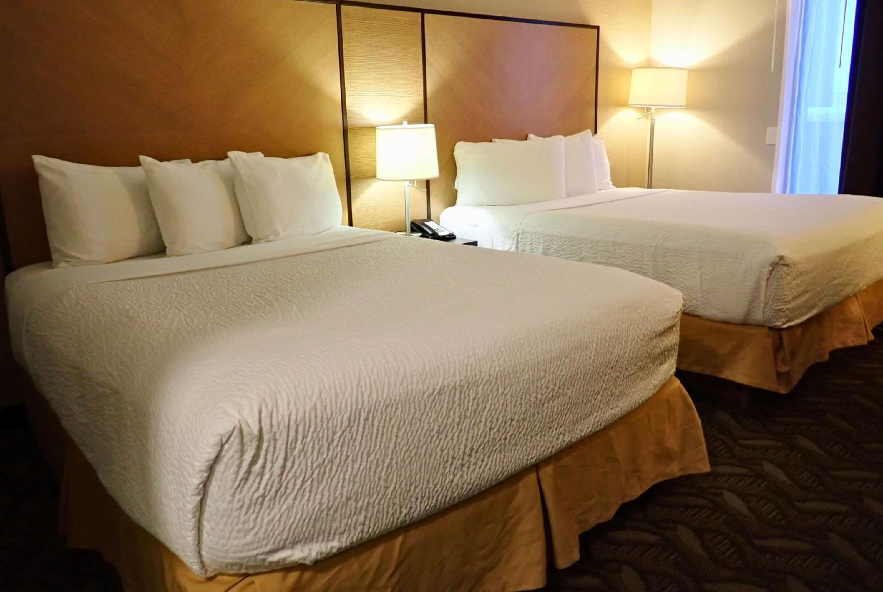 Queen Room with Two Queen Beds and Balcony - Non-Smoking photo 2