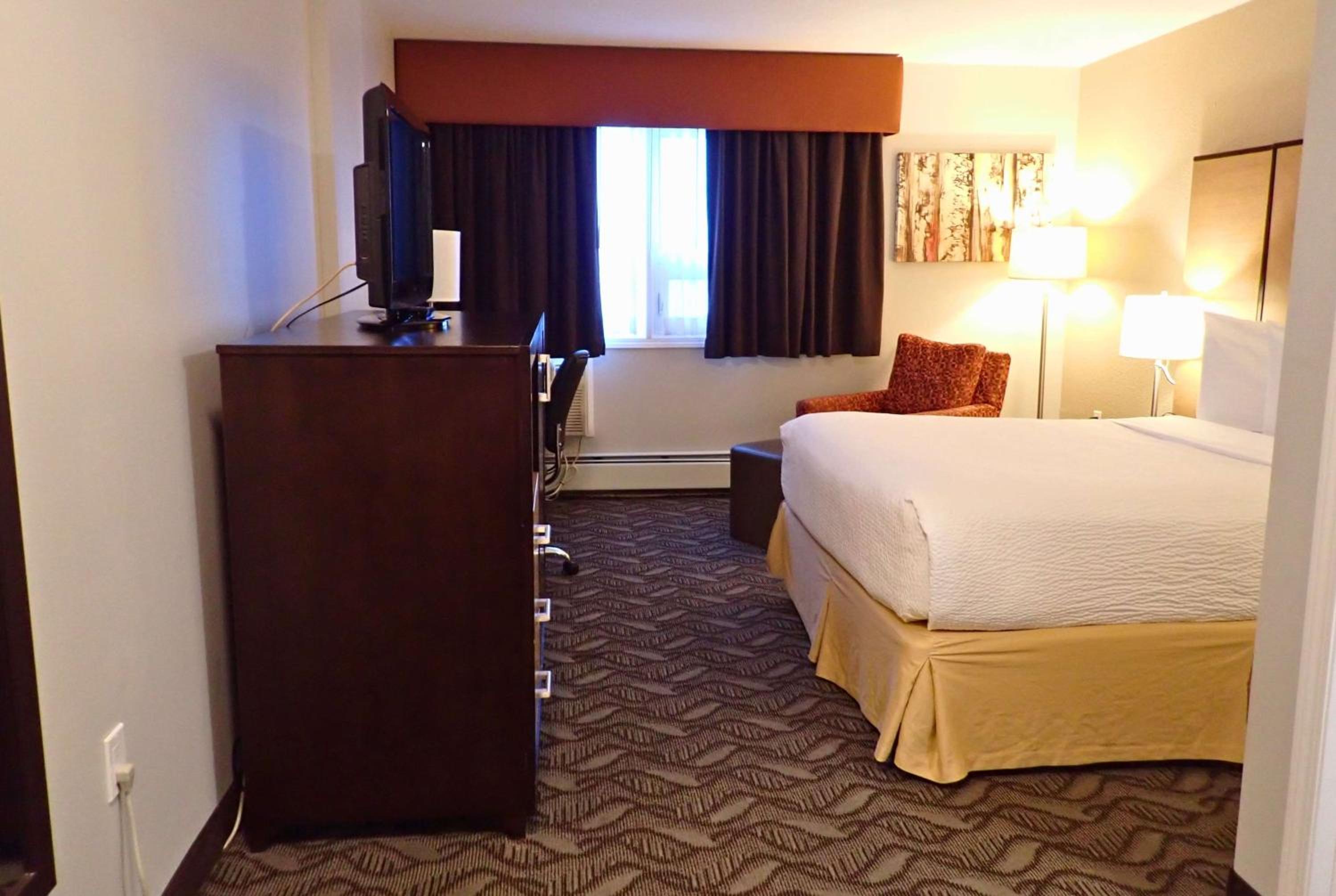 Queen Room with Exterior Entrance - Non-Smoking photo 3