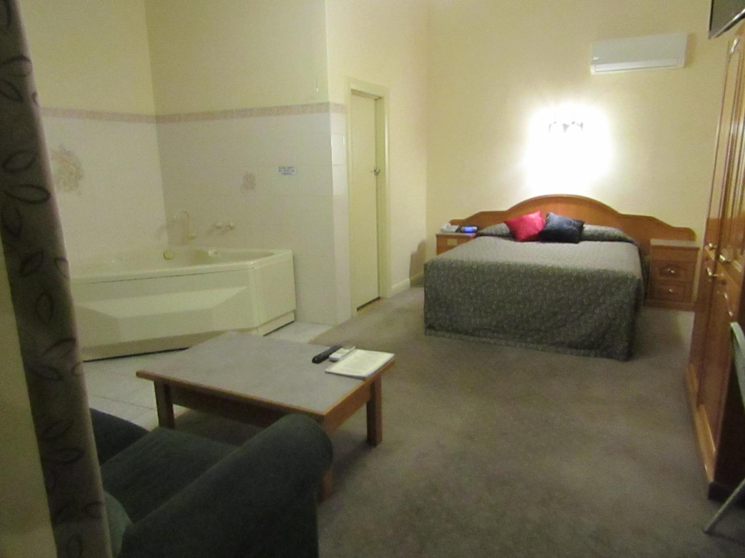 Queen Room with Spa Bath photo 3