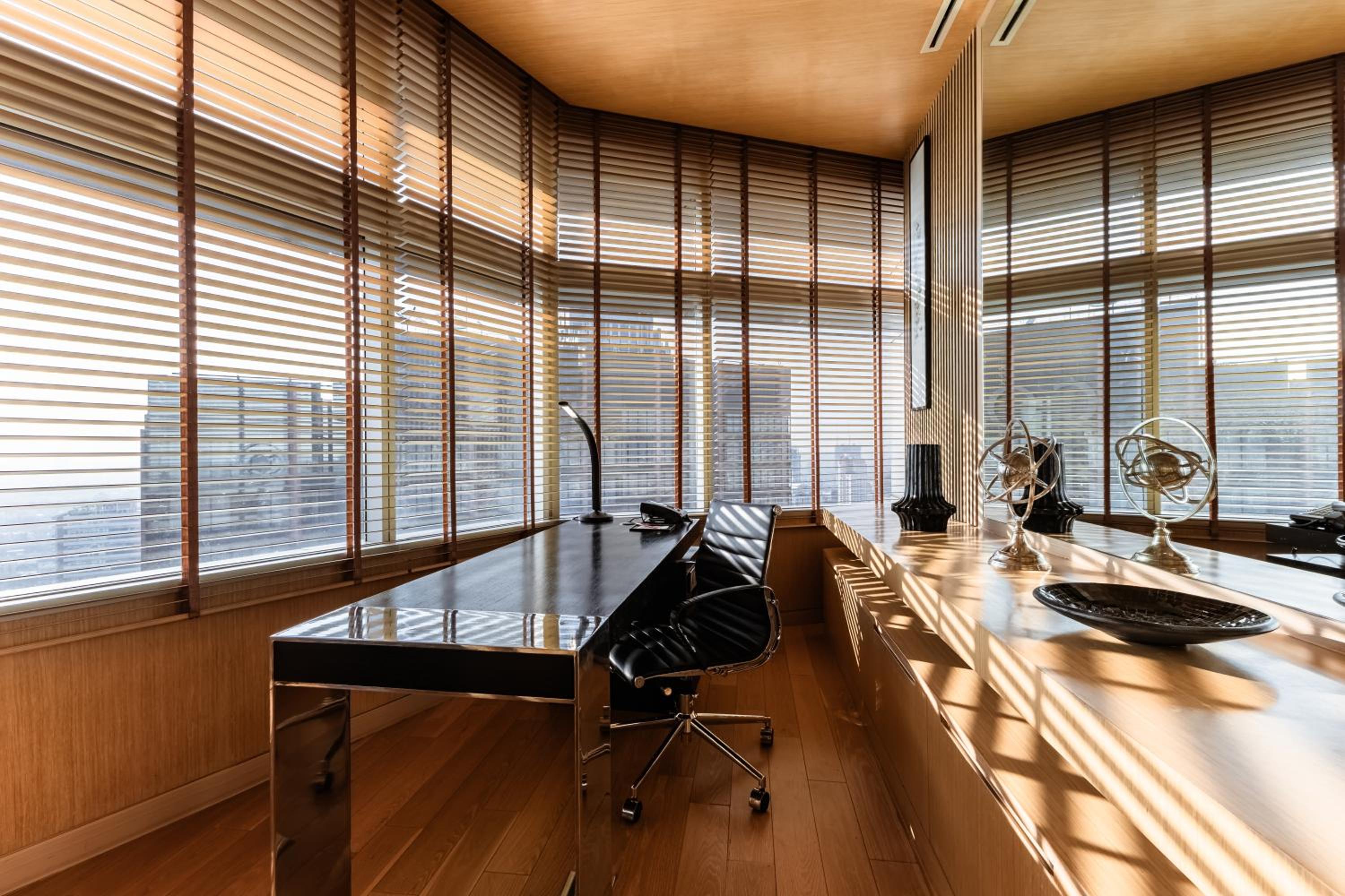Two-Bedroom Presidential Suite - High Floor/Executive Lounge Access thumbnail 6