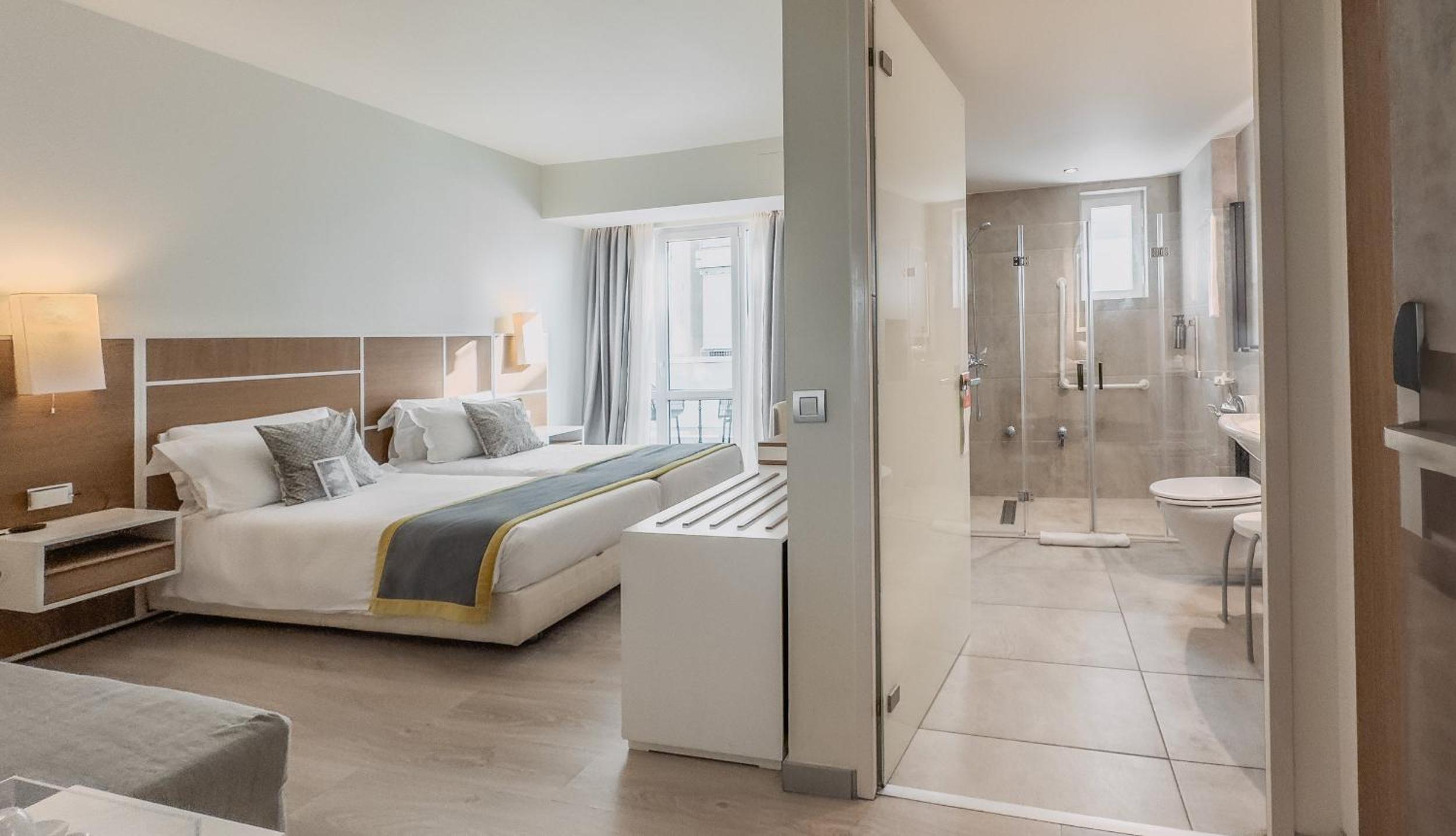 Eco Chic Single Room with Private Balcony photo 1