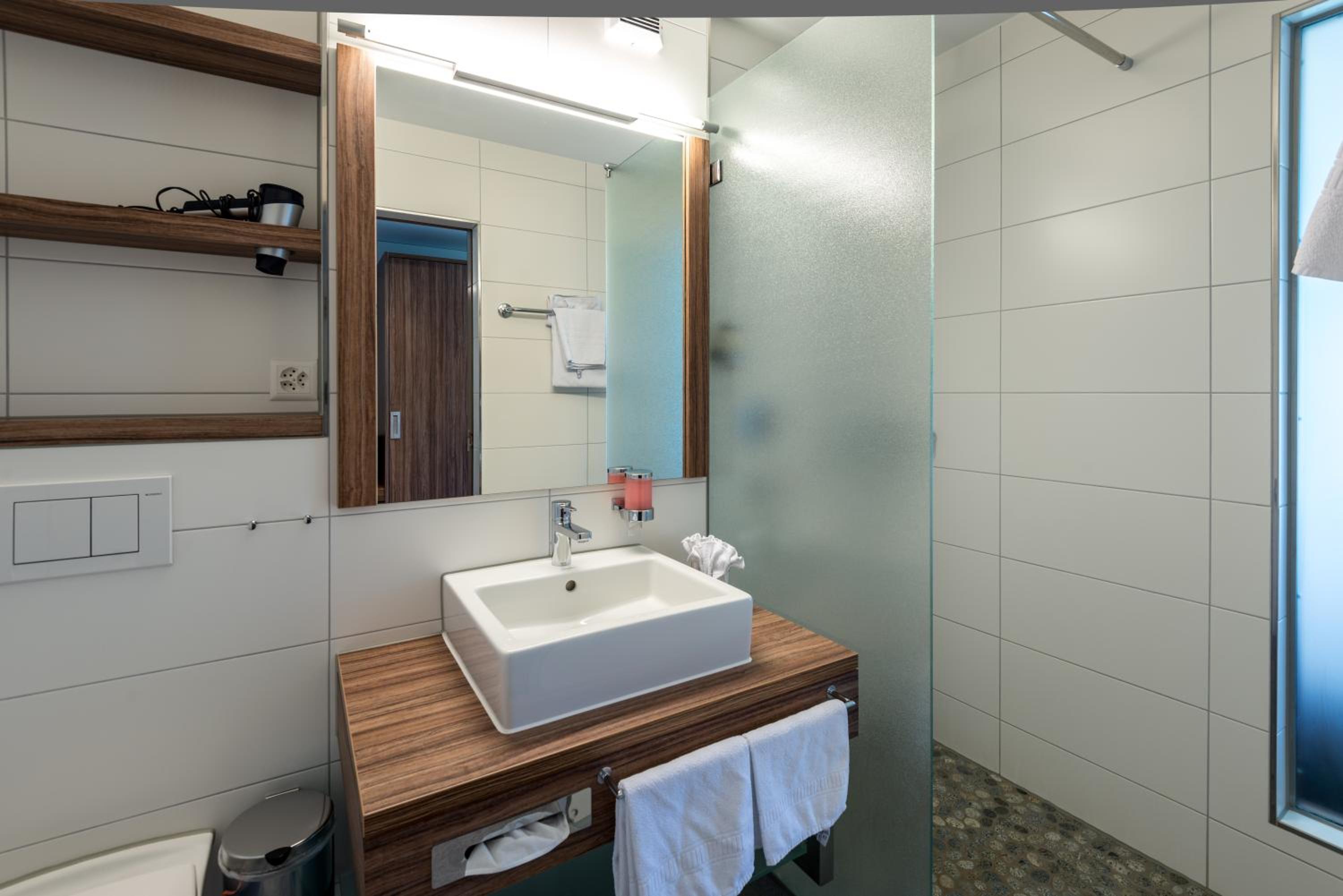 Double Room with Lake View and Garden photo 2
