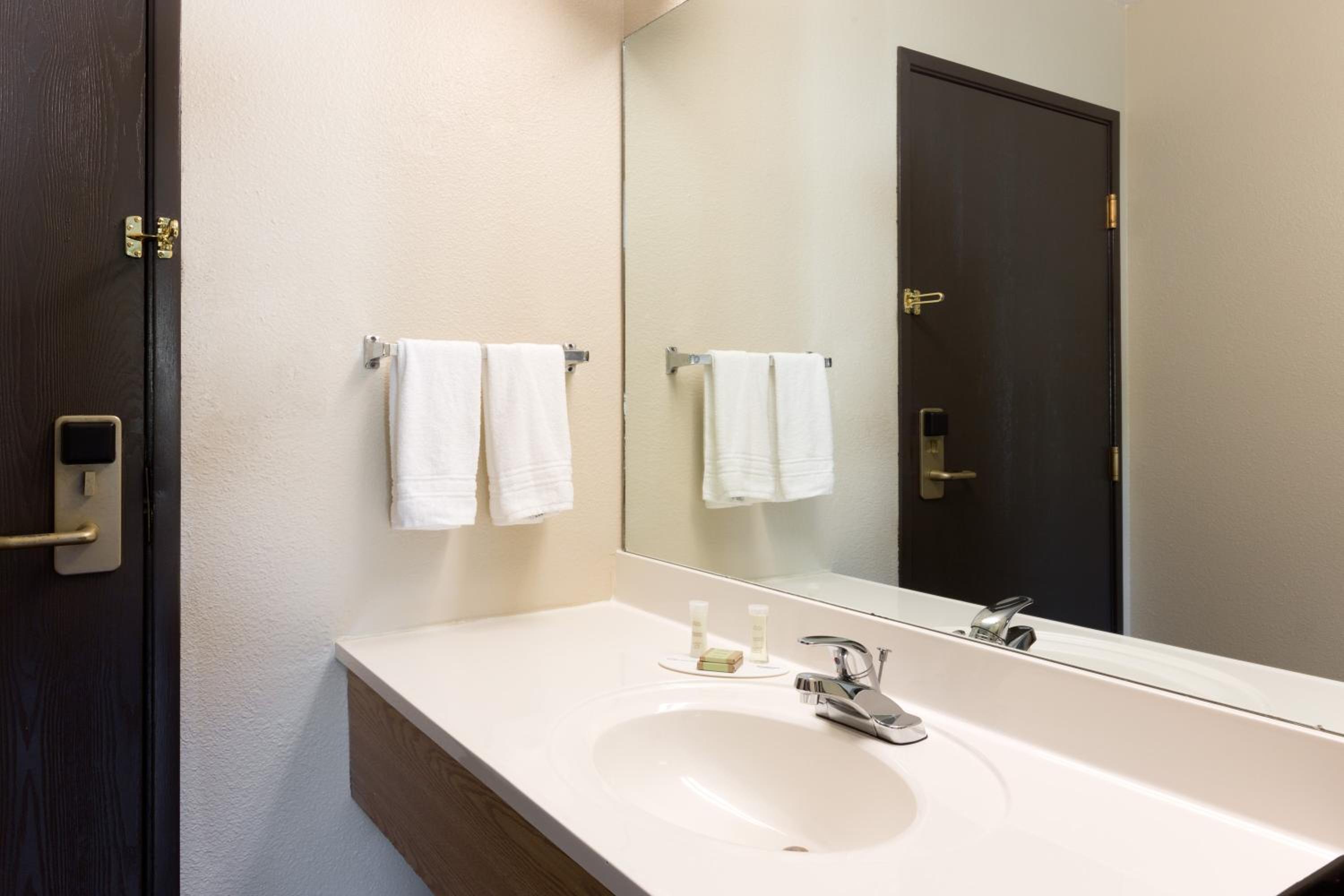 Queen Room - Mobility Access/Non-Smoking - Photo 2