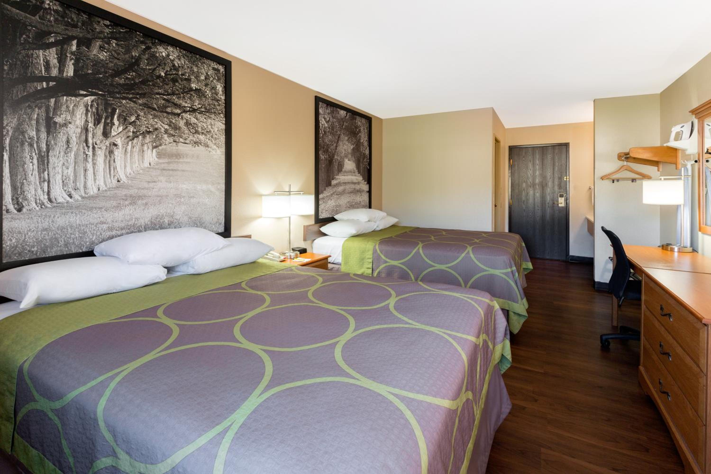 Queen Room with Two Queen Beds - Non-Smoking - Photo 3