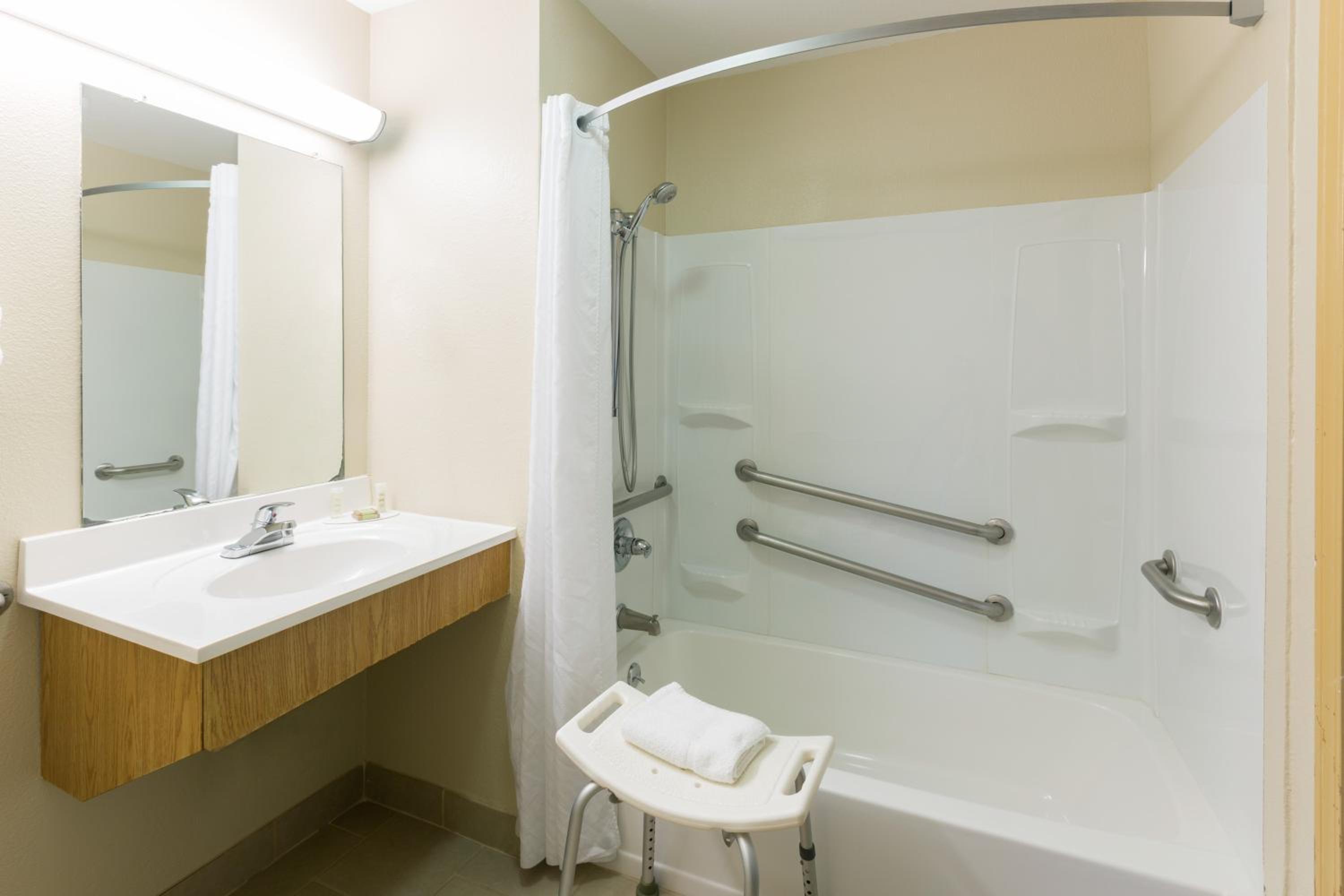 Queen Room - Mobility Access/Non-Smoking - Photo 3