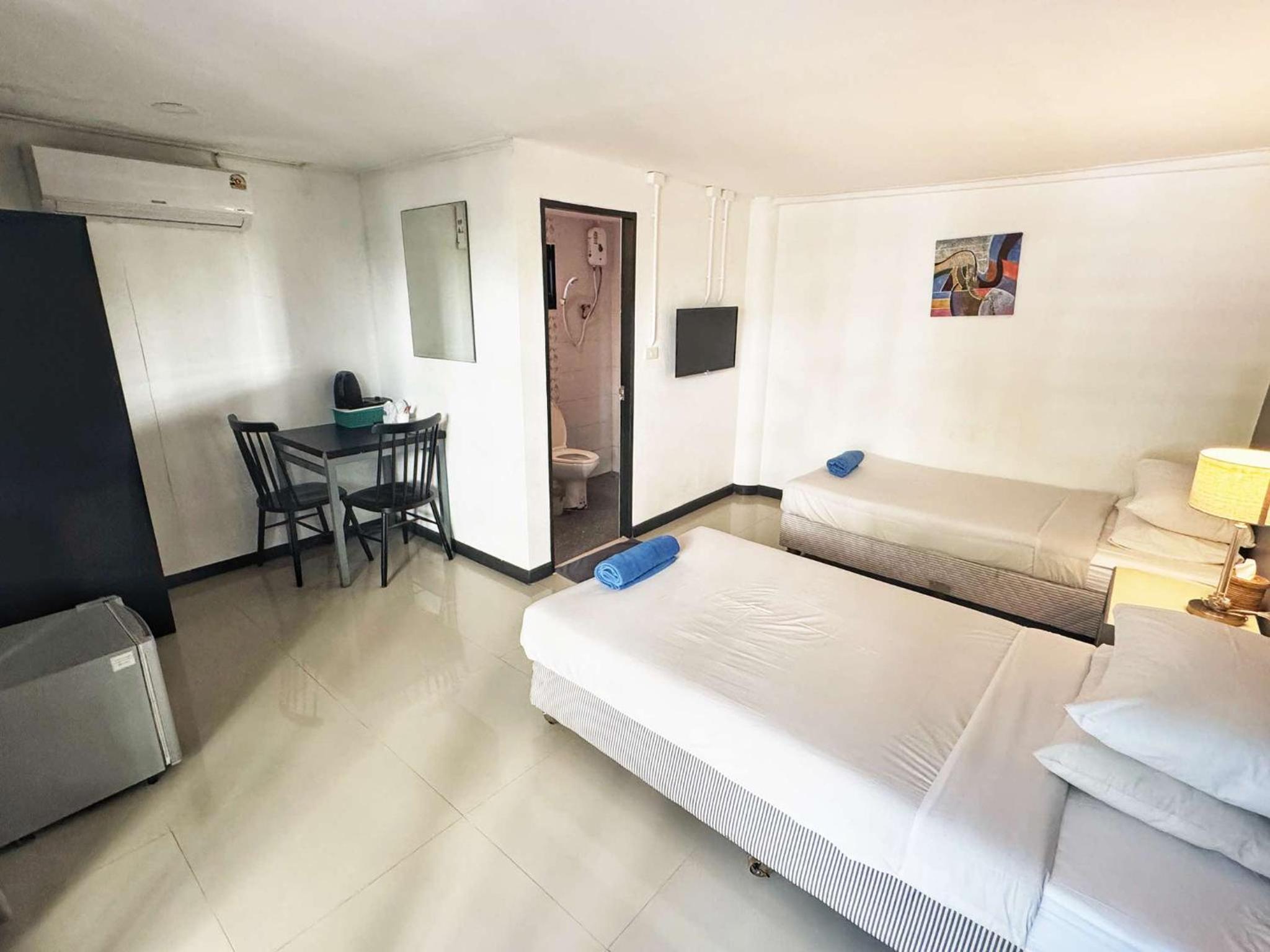 Budget Twin Room photo 2