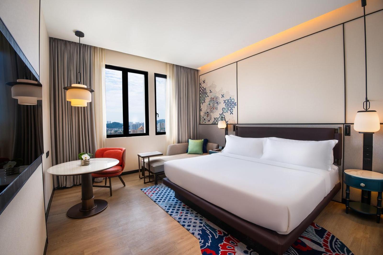 Deluxe King Room with Sofa Bed and Skyline View - Photo 2