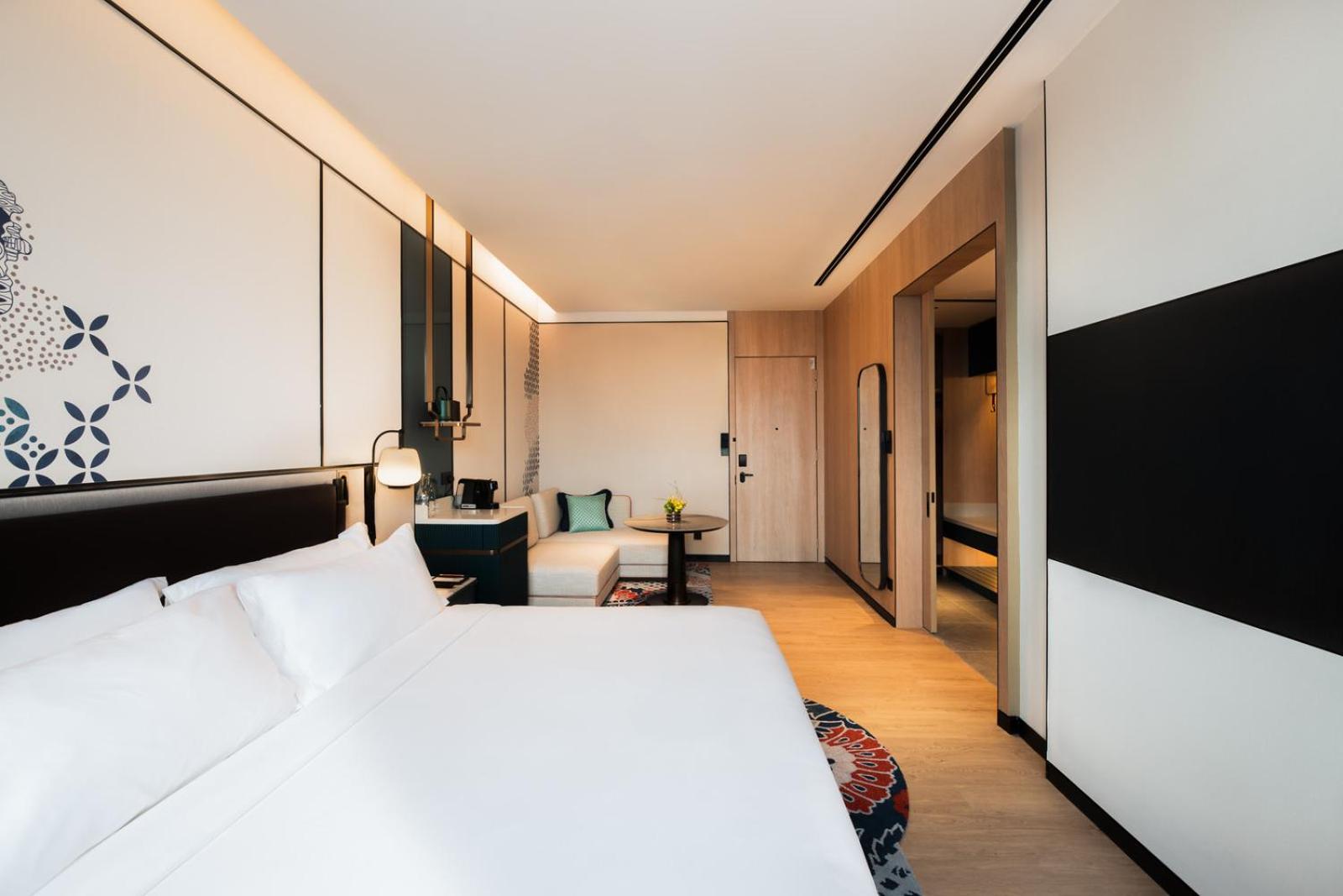 Executive King Room with City View - Photo 3