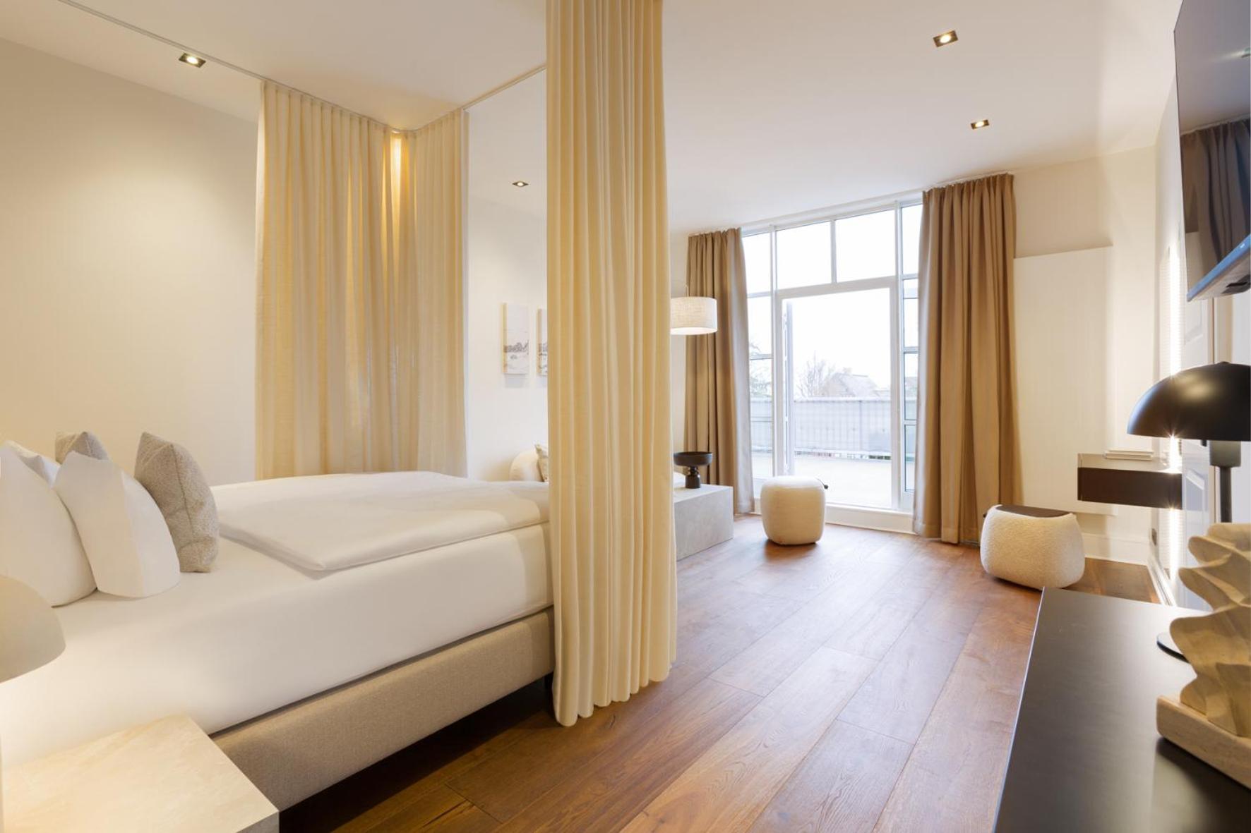 Deluxe Suite Sea View with Balcony - Separate Building