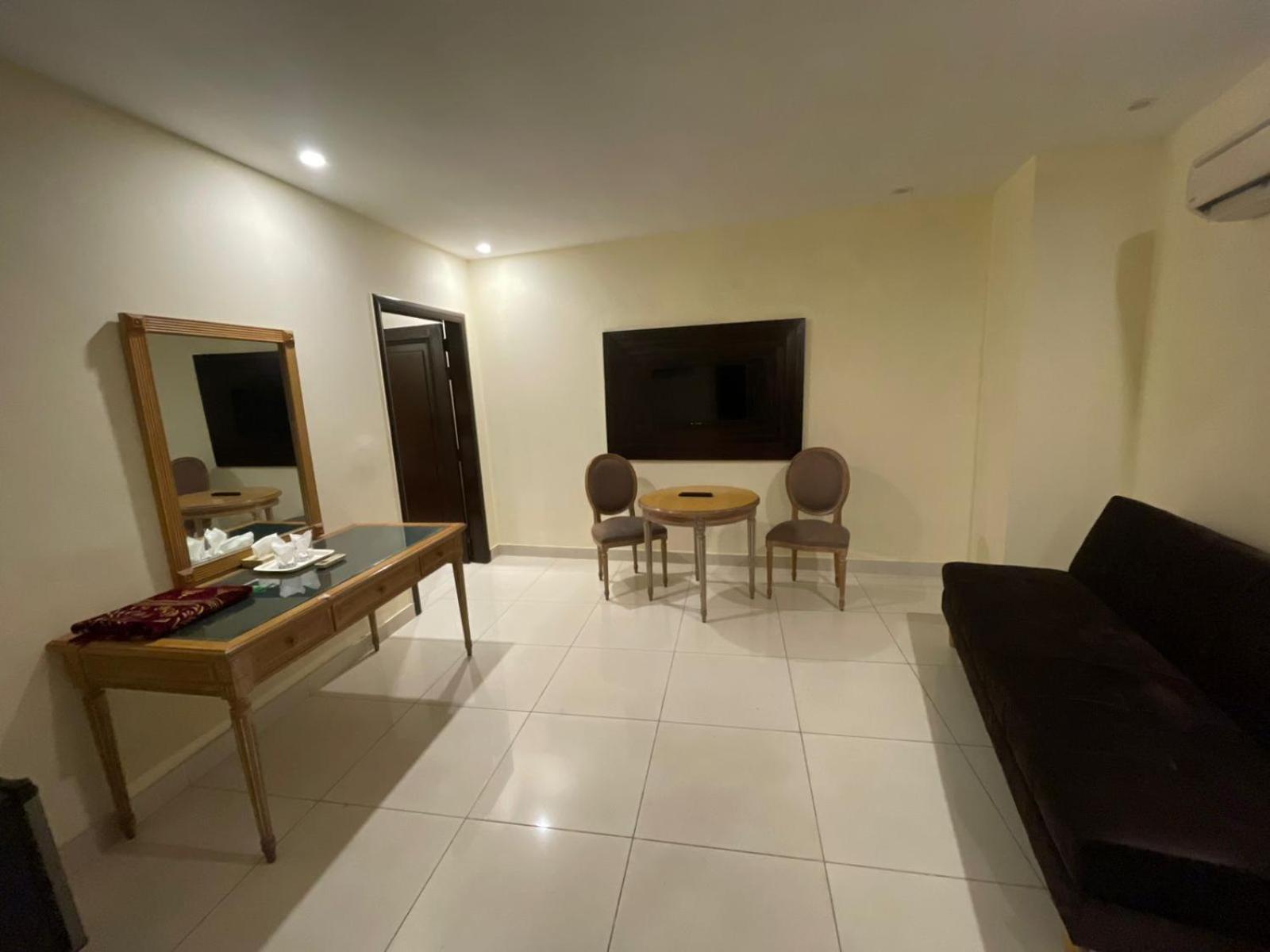 Deluxe One-Bedroom Apartment with City View photo 3