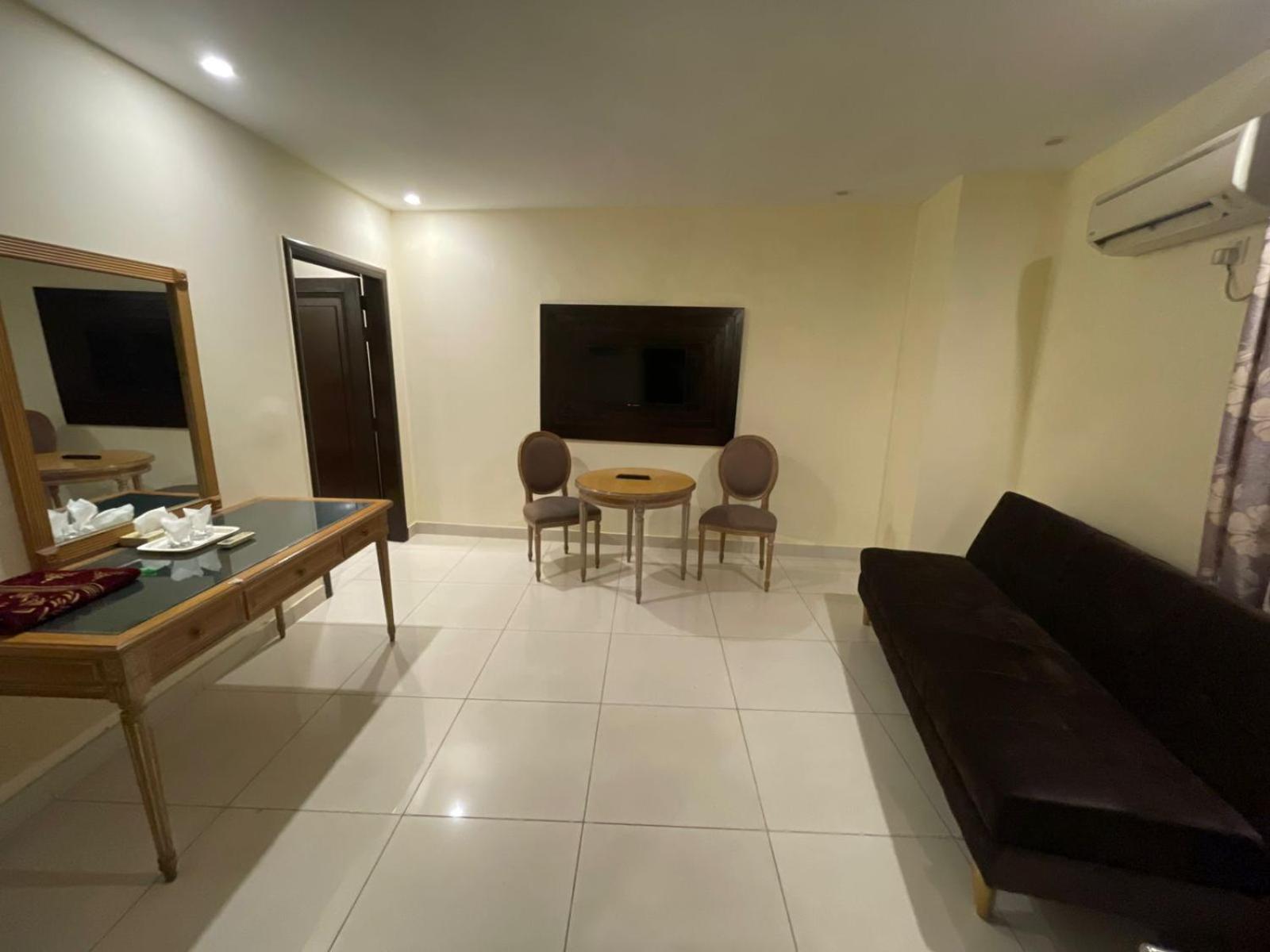 Deluxe One-Bedroom Apartment with City View photo 2
