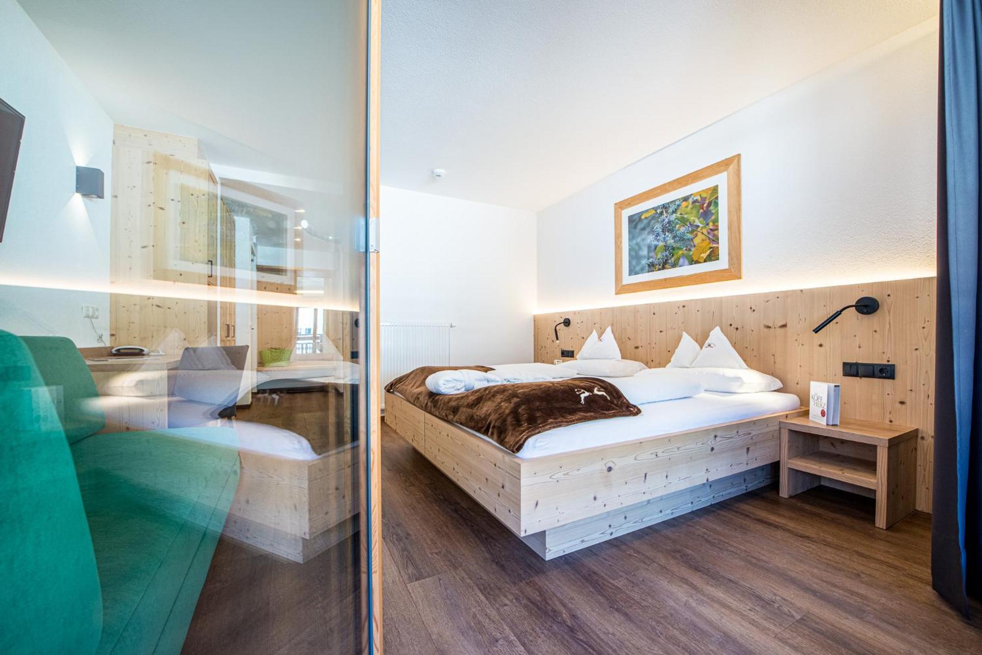 Deluxe Double Room with Balcony - Photo 6