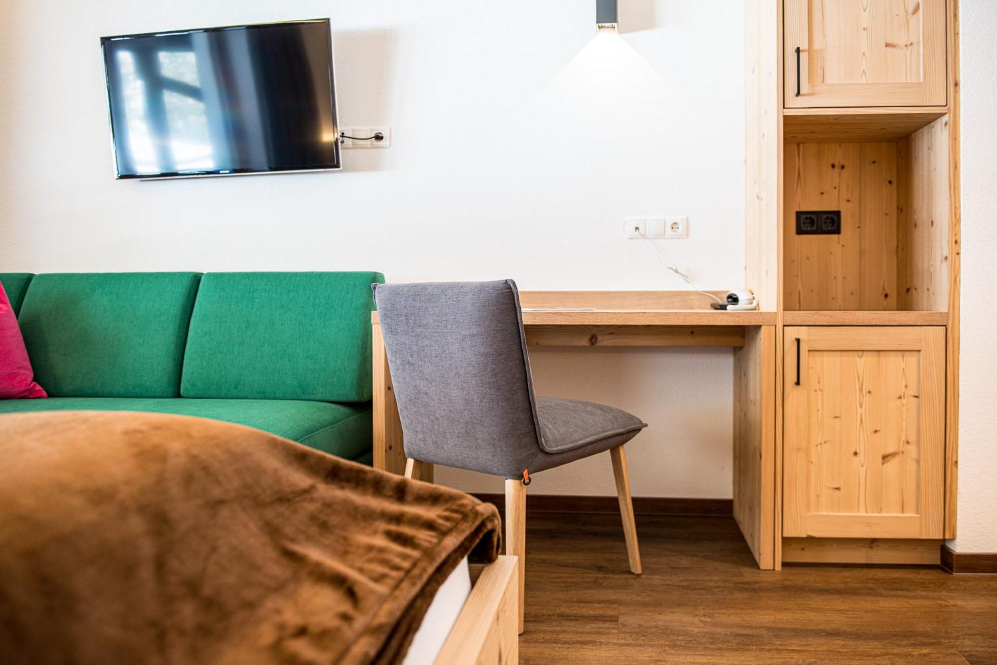 Deluxe Double Room with Balcony - Photo 5