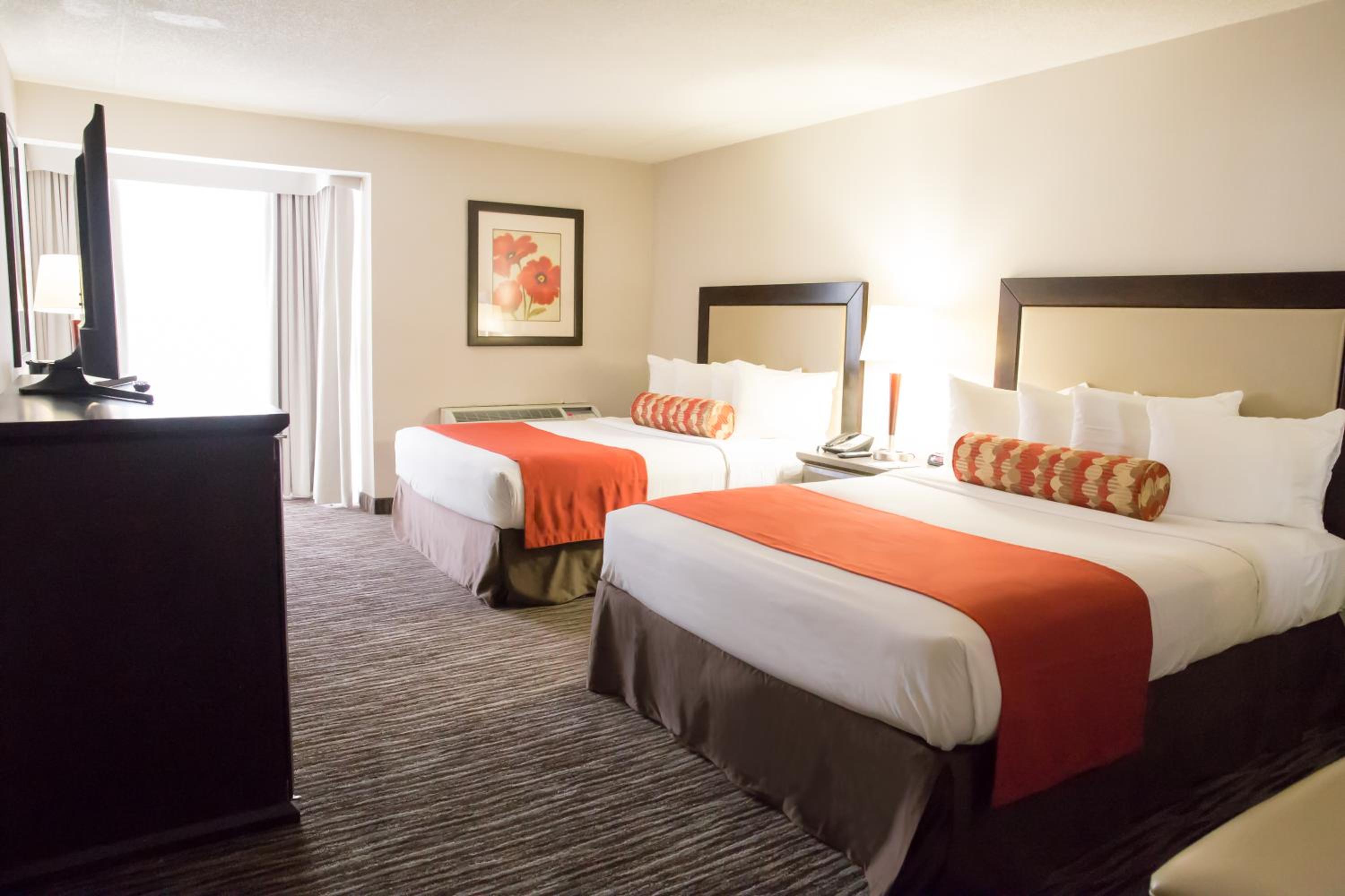 Queen Room with Two Queen Beds - Non-Smoking photo 3