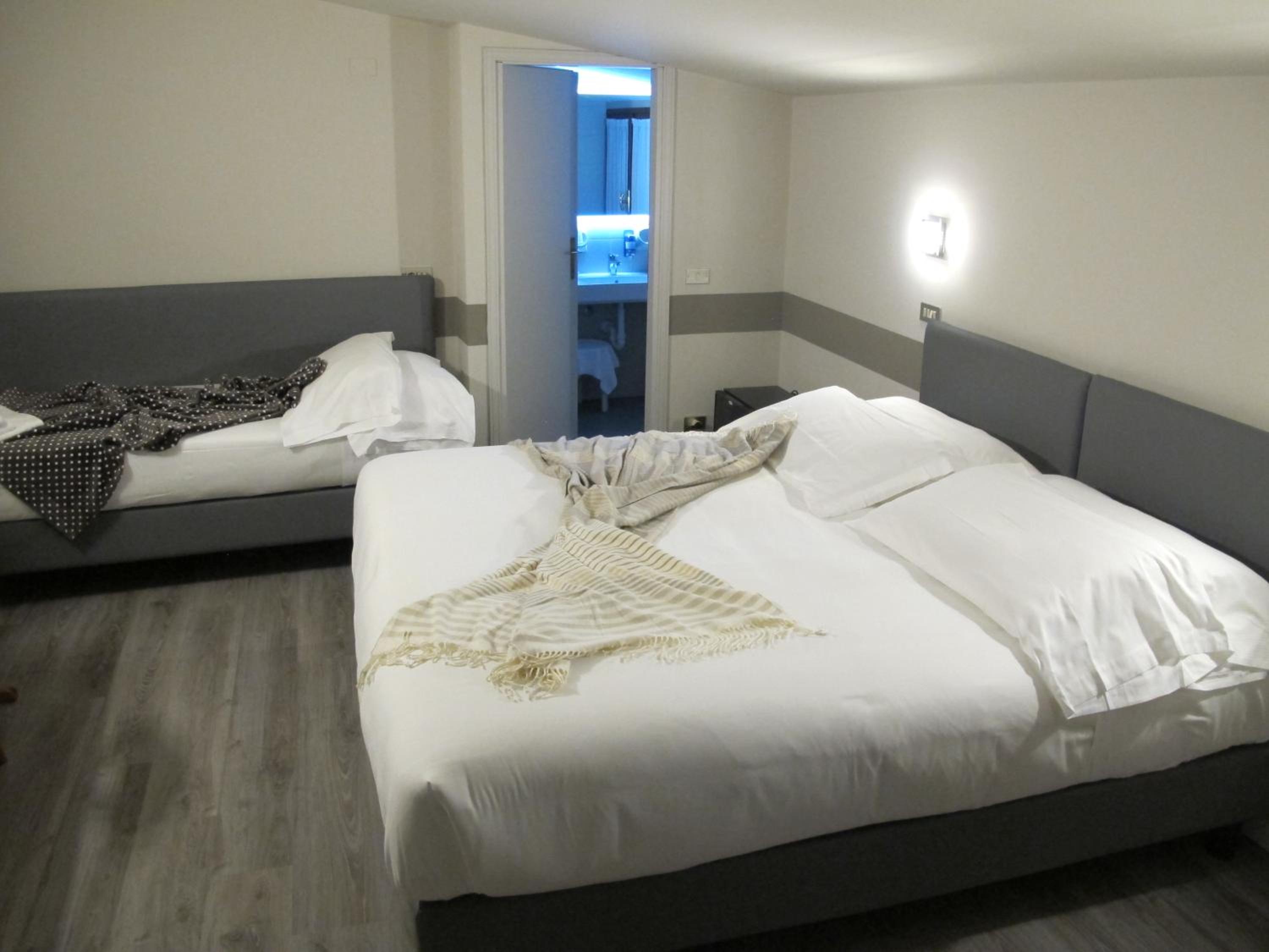 Triple Room with Bathroom photo 2