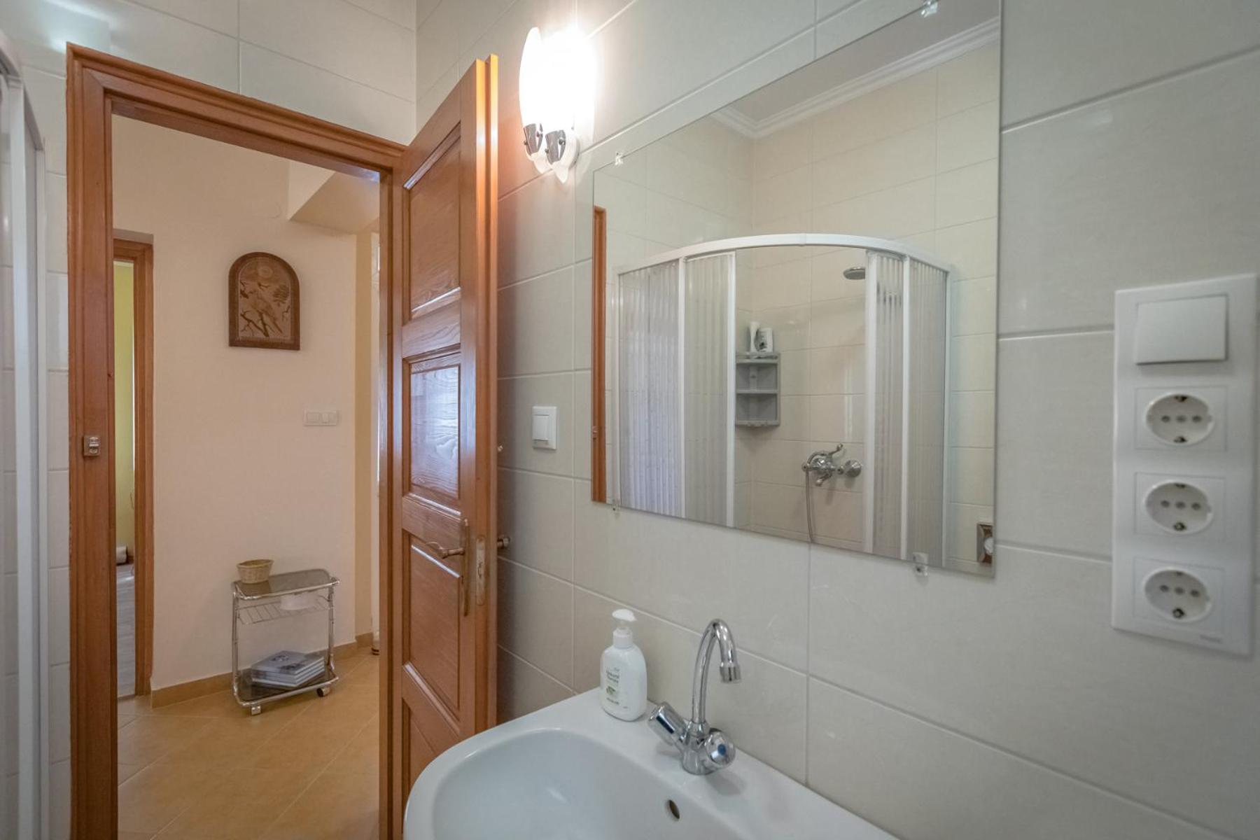 Double Room with Private Bathroom - Photo 2