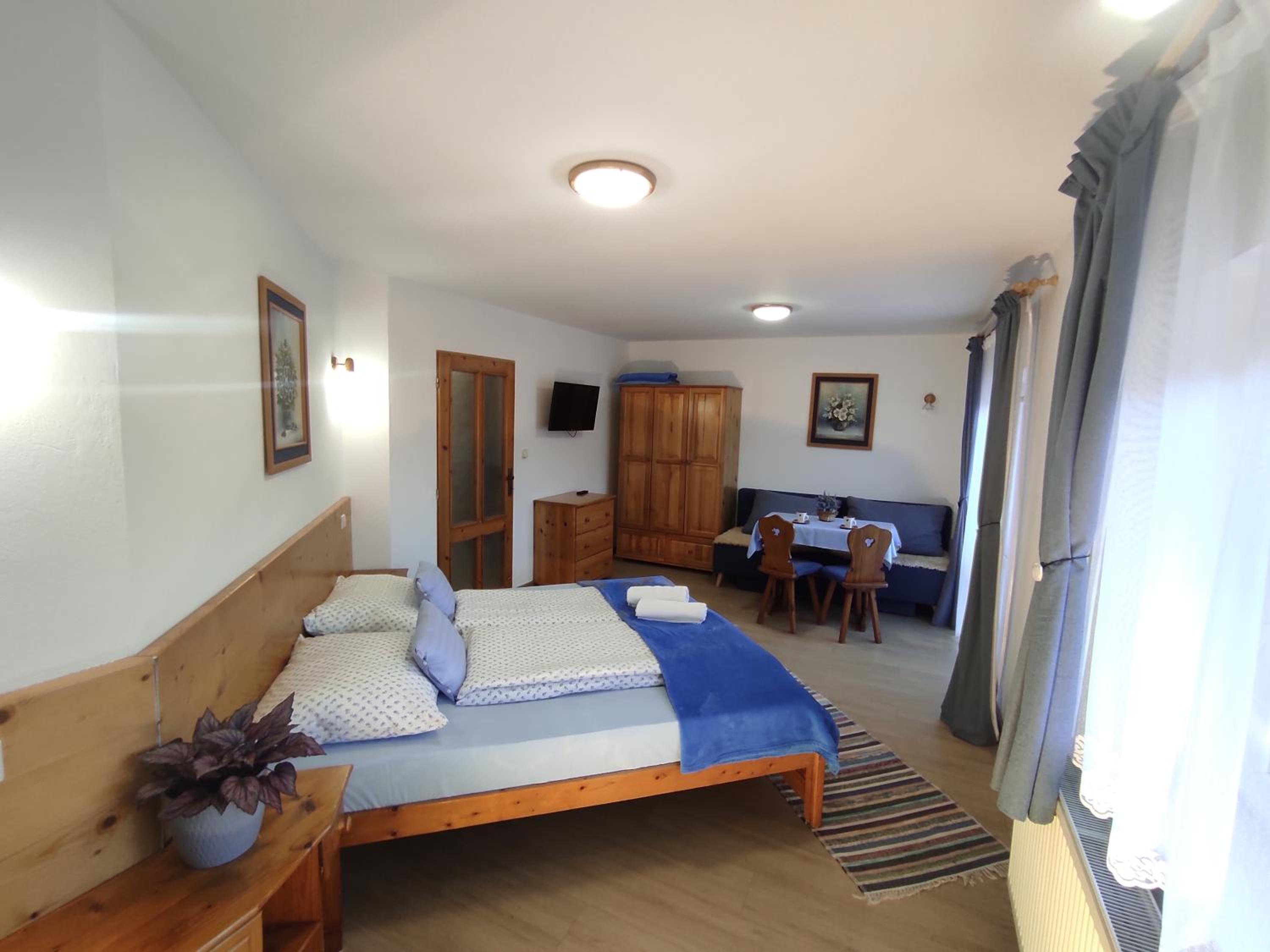 Family Room with Balcony photo 2