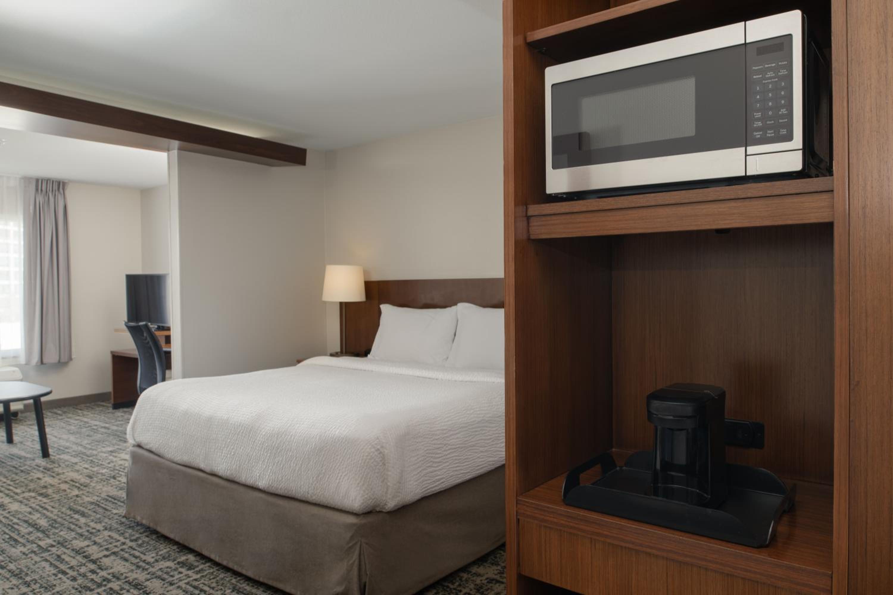 King Room - Mobility and Hearing Accessible with Roll-in Shower photo 1