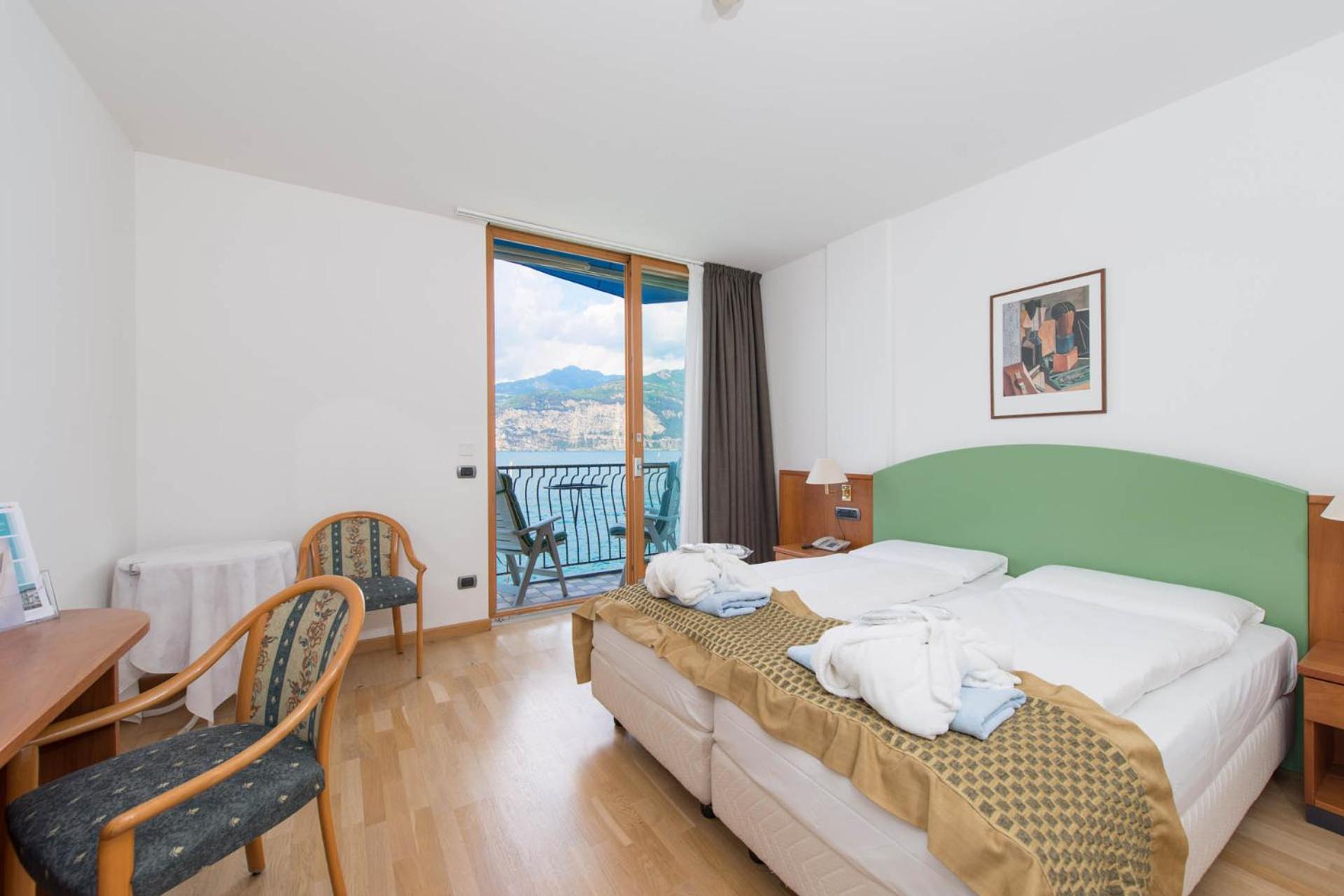Twin Room with Lake View photo 2