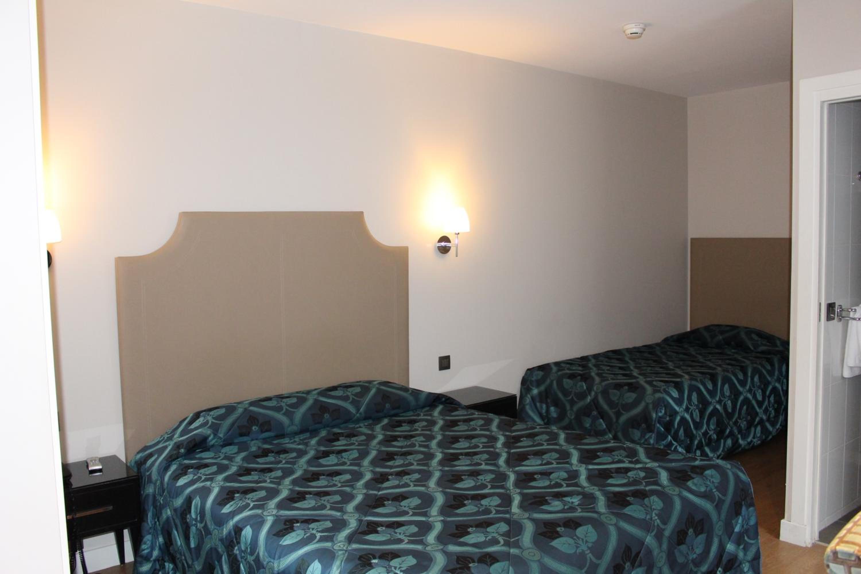 Triple Room with Bath or Shower photo 1