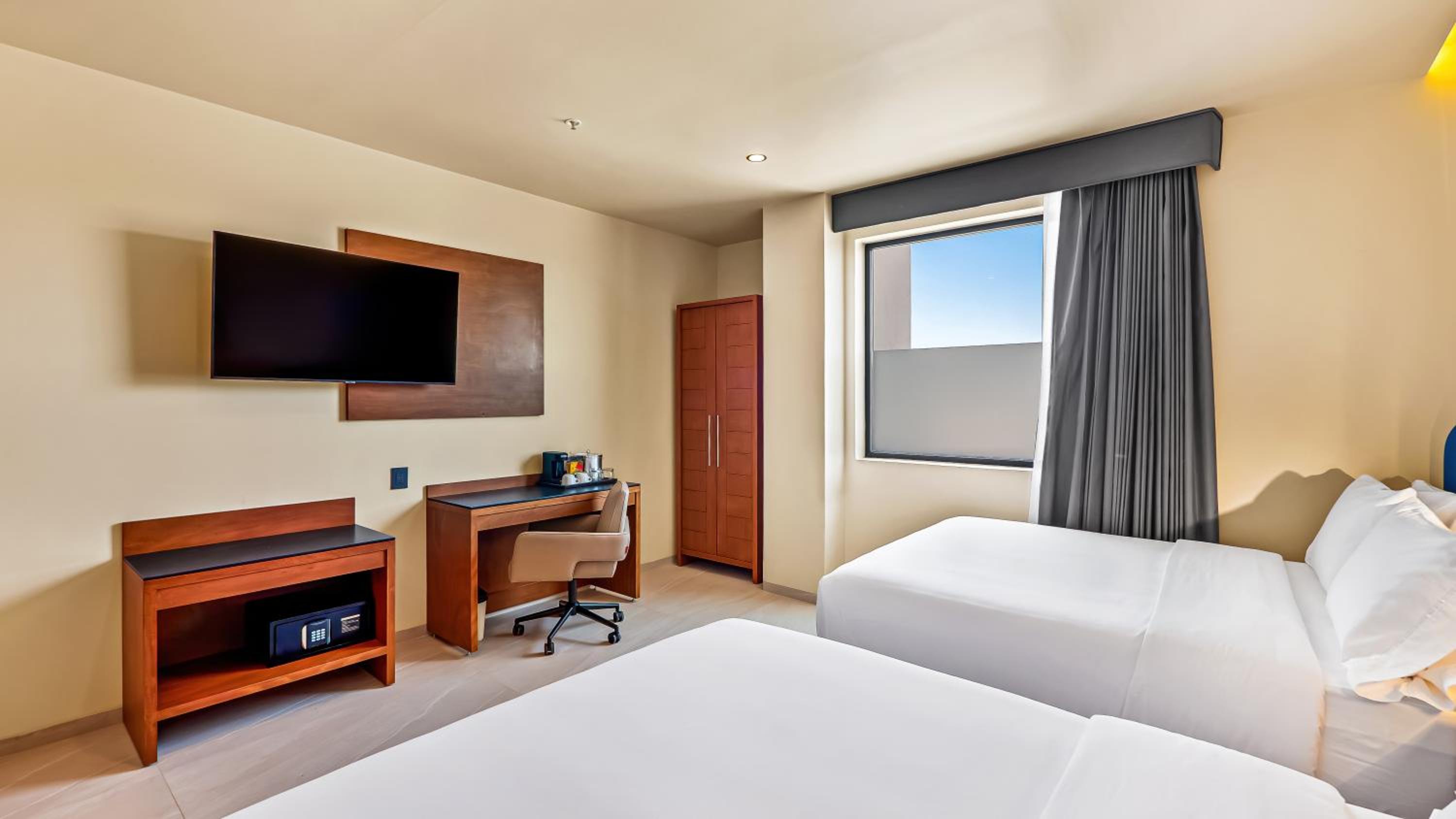 Queen Room with Two Queen Beds - Non-Smoking - Photo 9