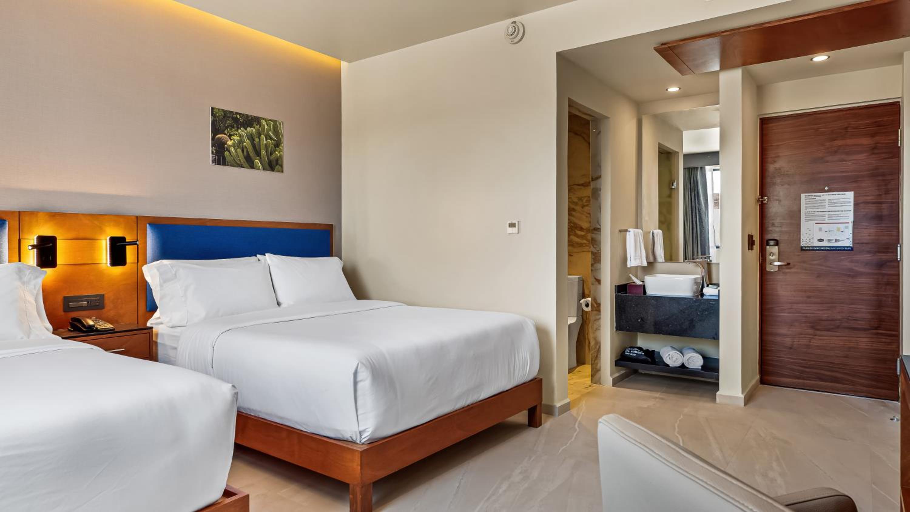 Queen Room with Two Queen Beds - Non-Smoking - Photo 11