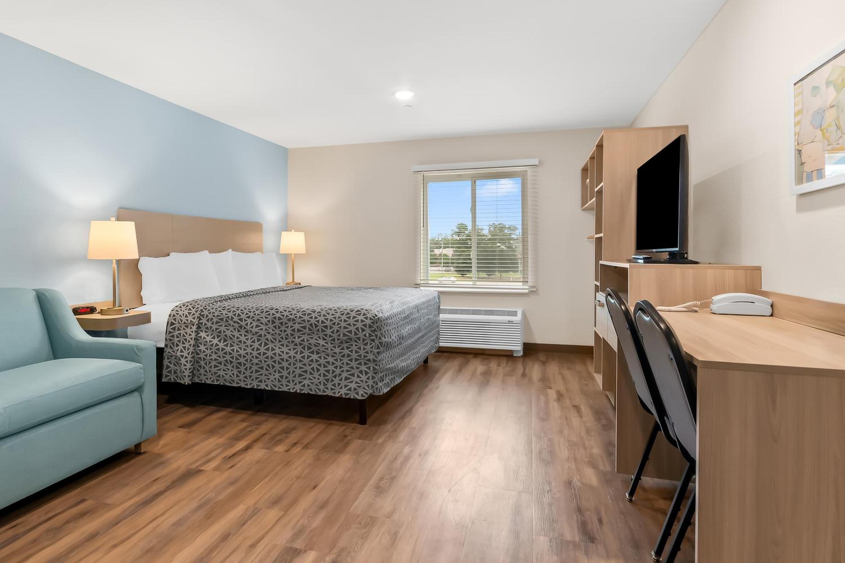 King Suite with Sofa - Disability Access/Non Smoking photo 3