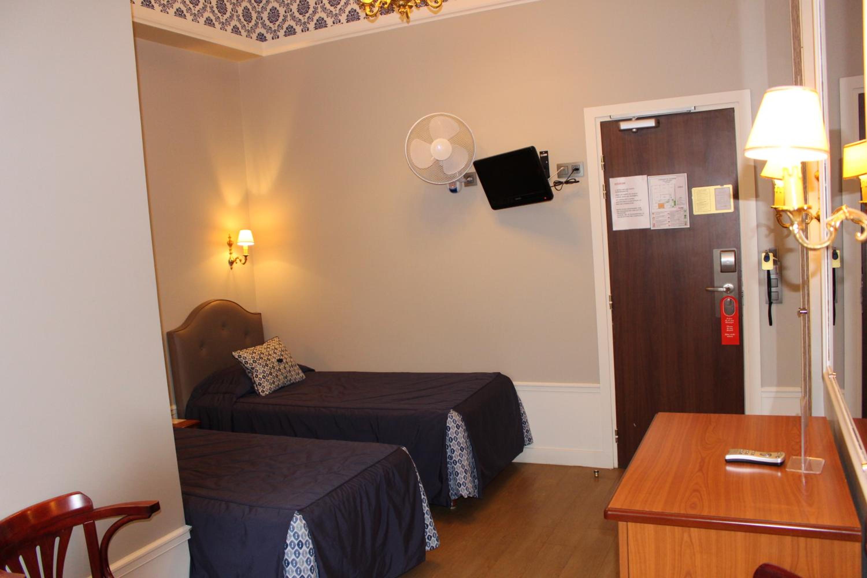 Twin Room with Bath photo 2