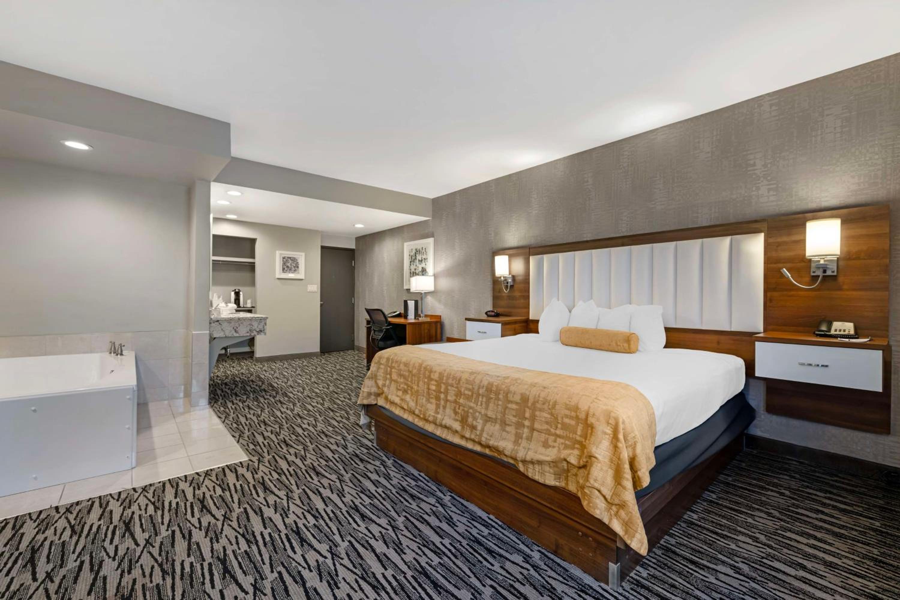King Suite with Spa Bath - Non-Smoking photo 1