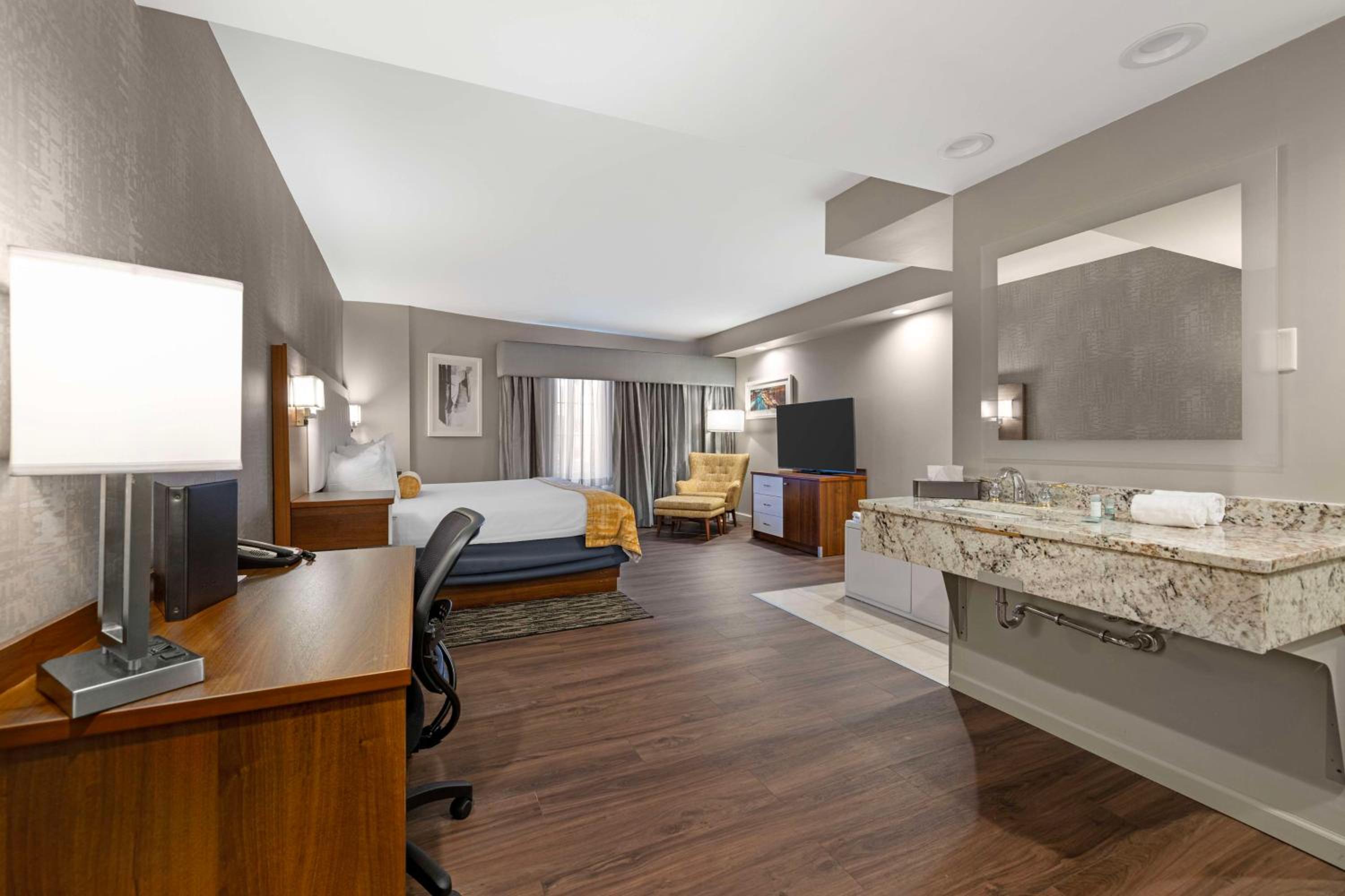 King Suite with Spa Bath - Non-Smoking photo 2