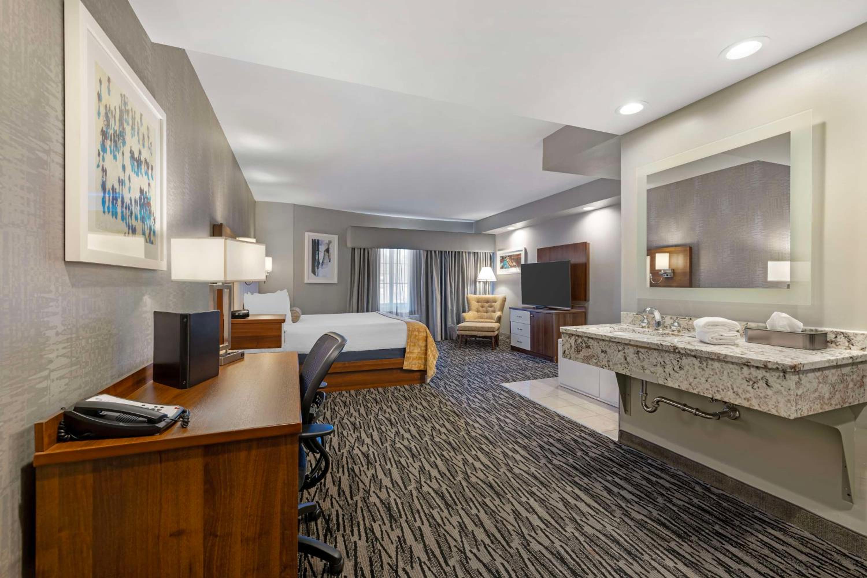 King Suite with Spa Bath - Non-Smoking photo 3