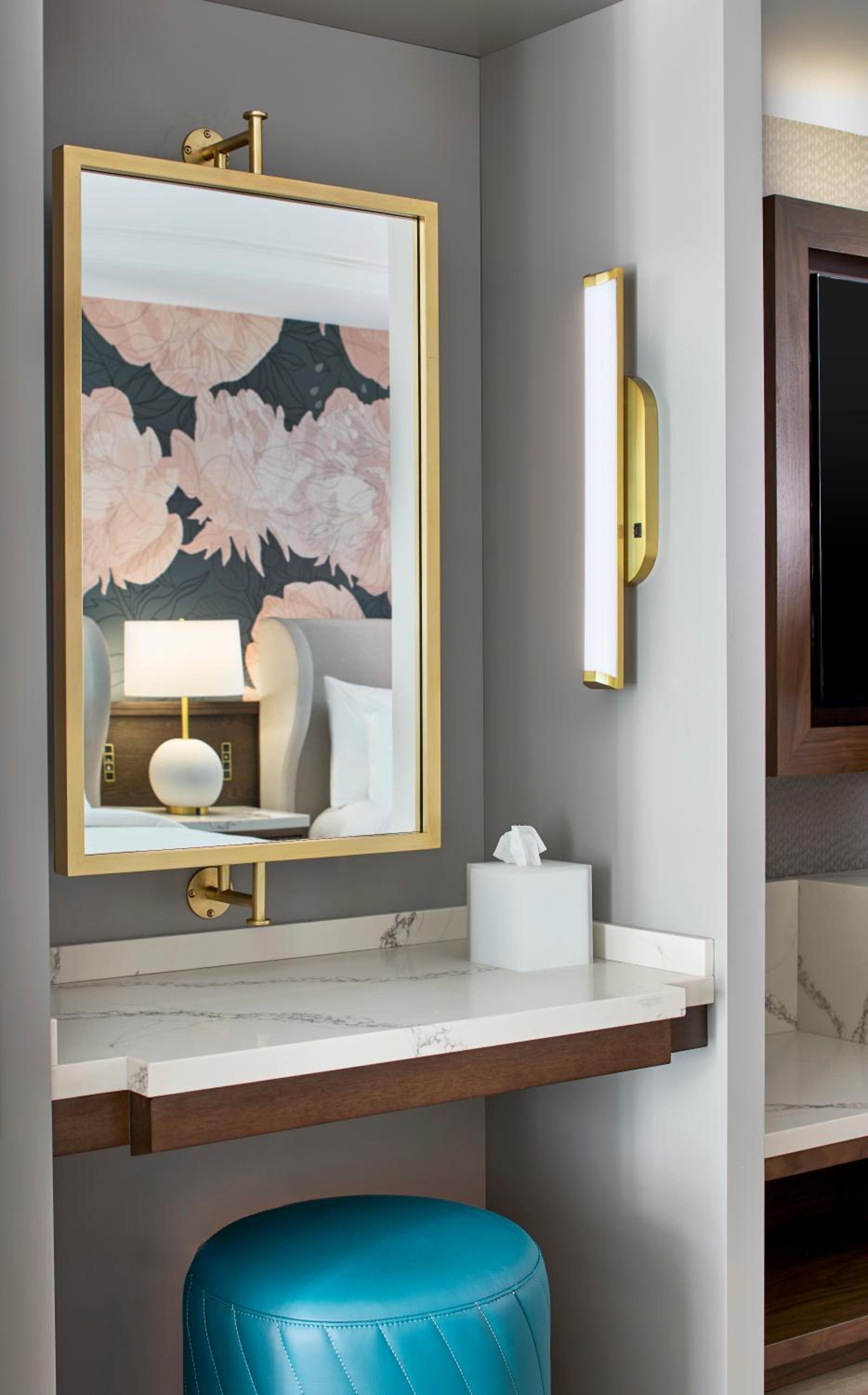 Elite Large Queen Room with Sofa bed thumbnail 5