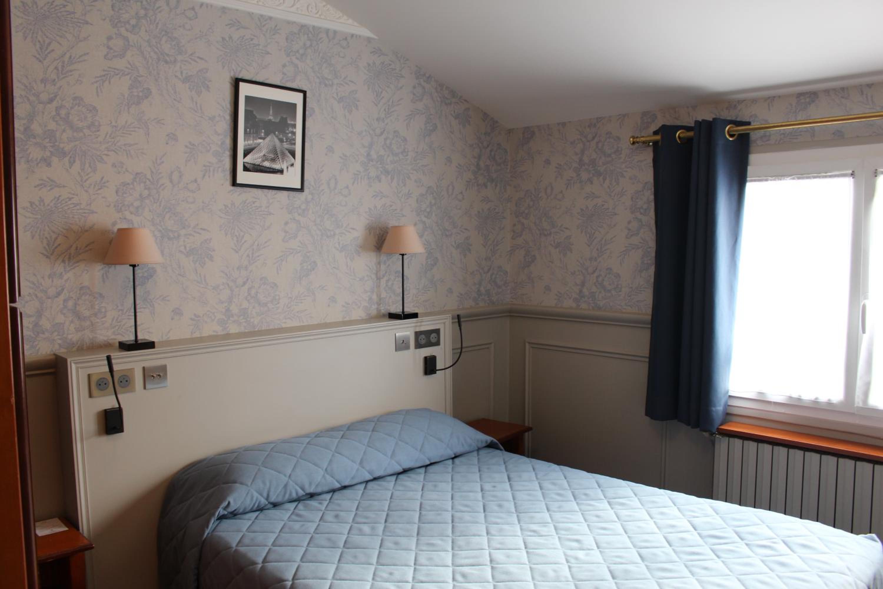 Single Room with Private Bathroom photo 2