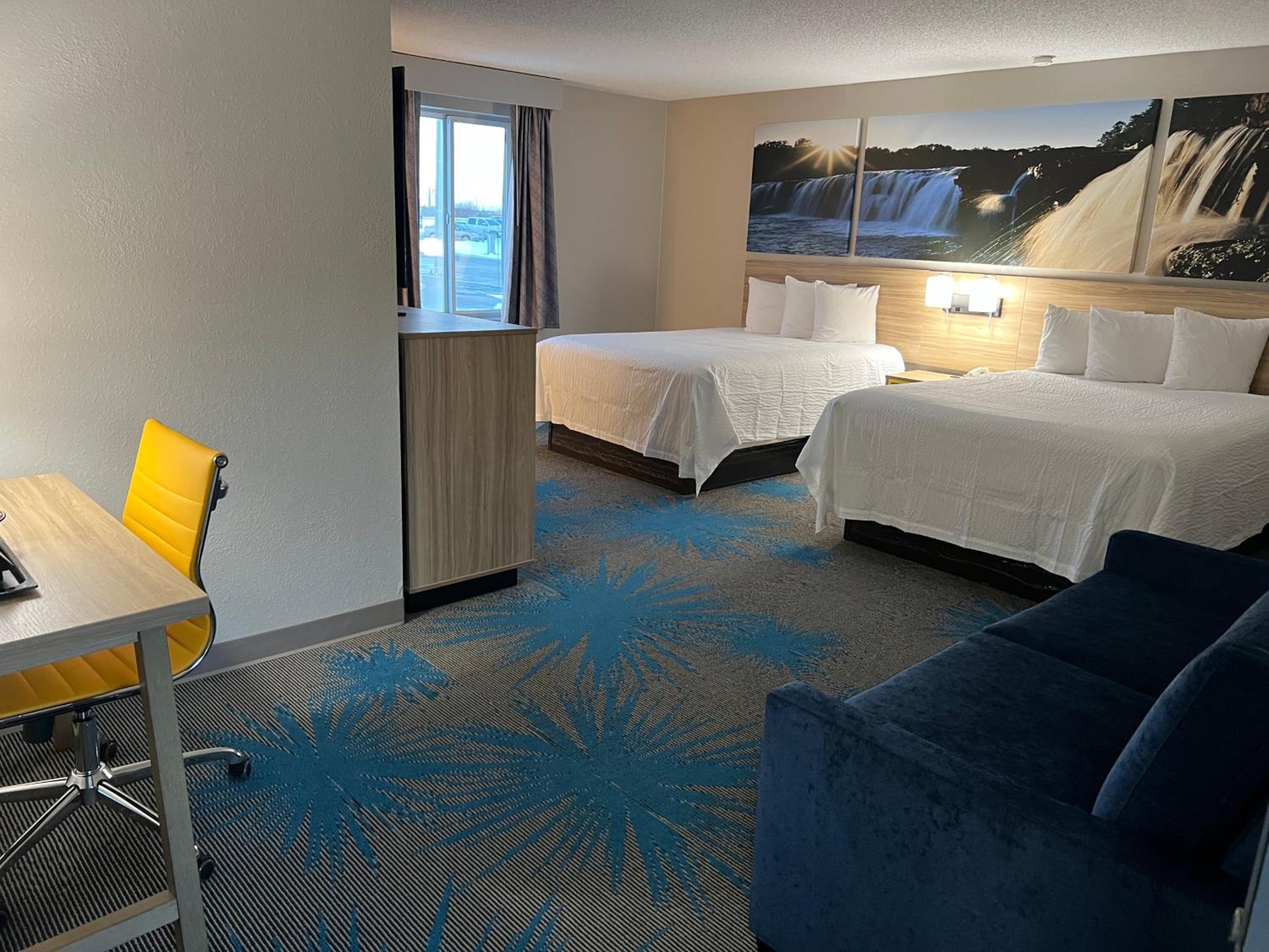 2 Queen Beds, Deluxe Room with Sofa Bed, Non-Smoking