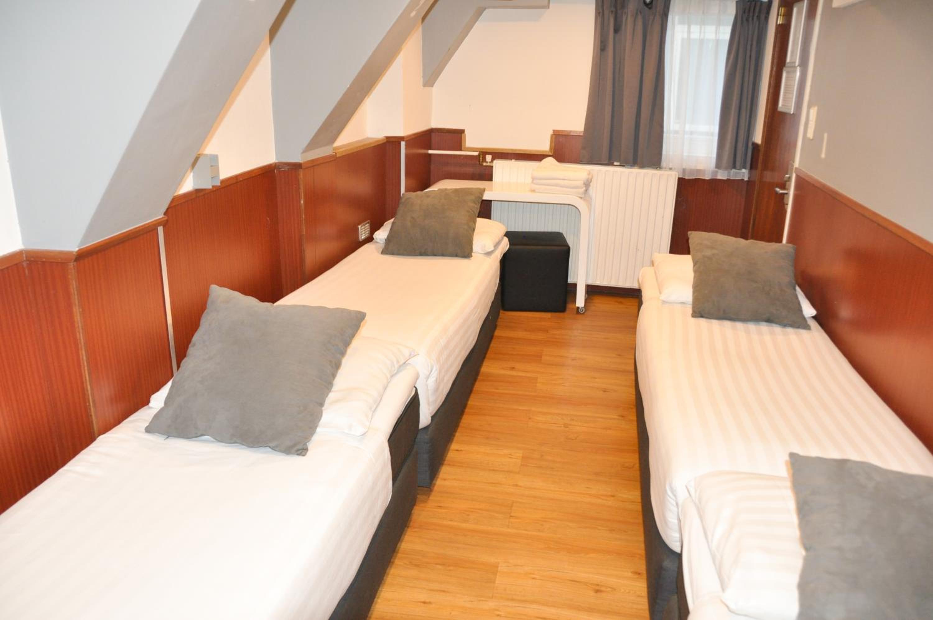 Quadruple Room Single Beds photo 3