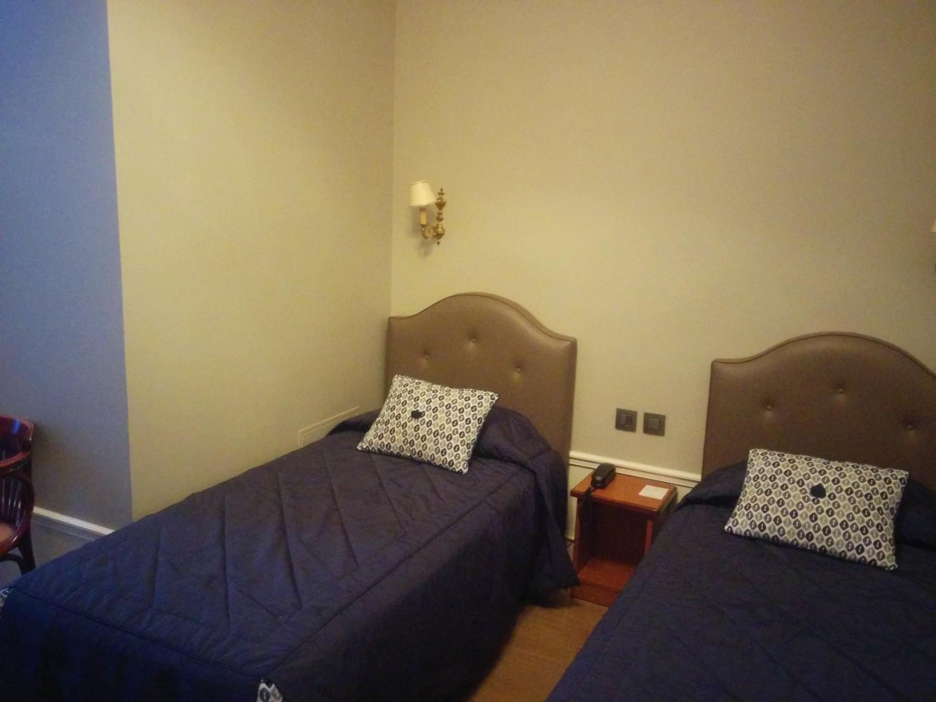 Twin Room with Bath photo 1