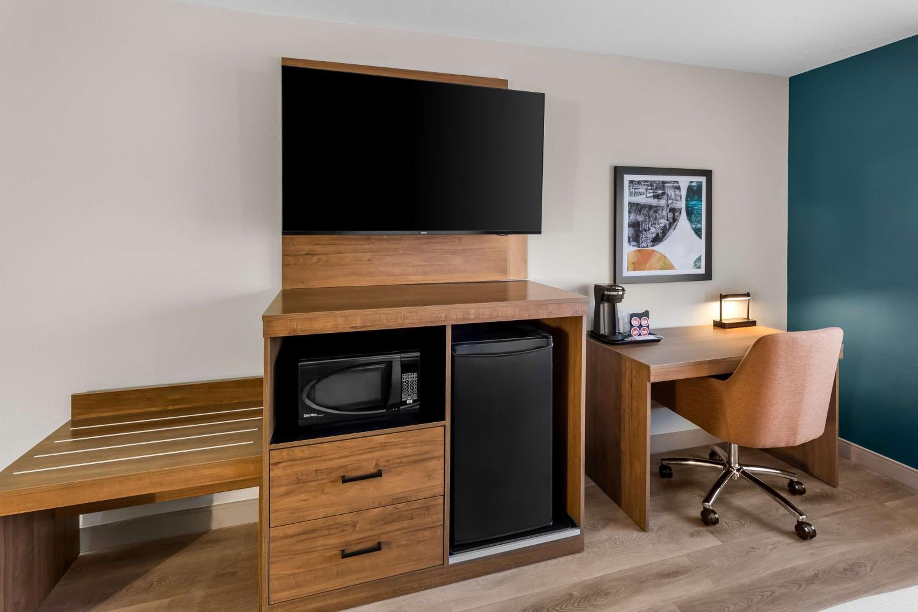Larger Executive King Room with Sofa Bed - Non-Smoking - Photo 6