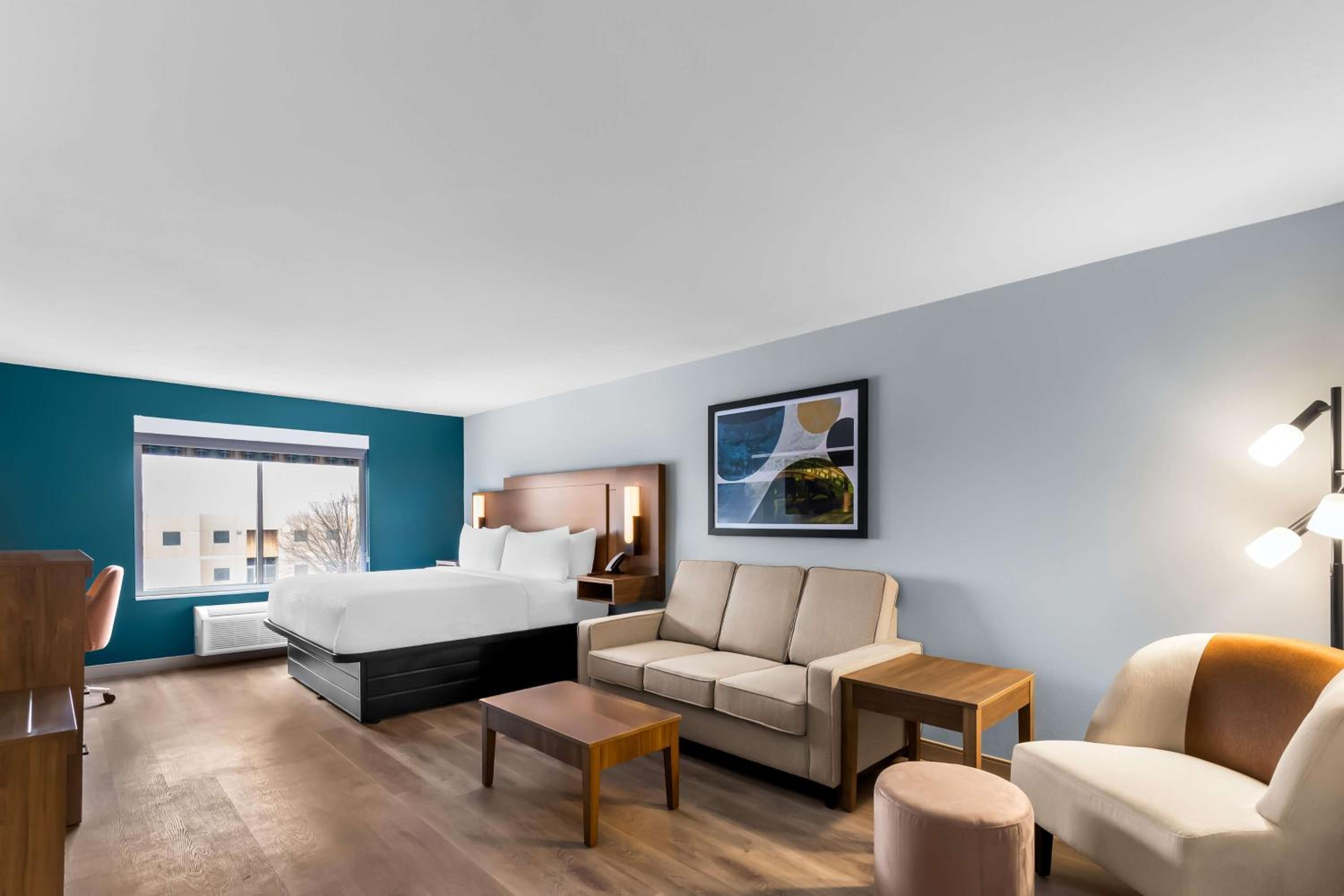 Larger Executive King Room with Sofa Bed - Non-Smoking - Photo 1
