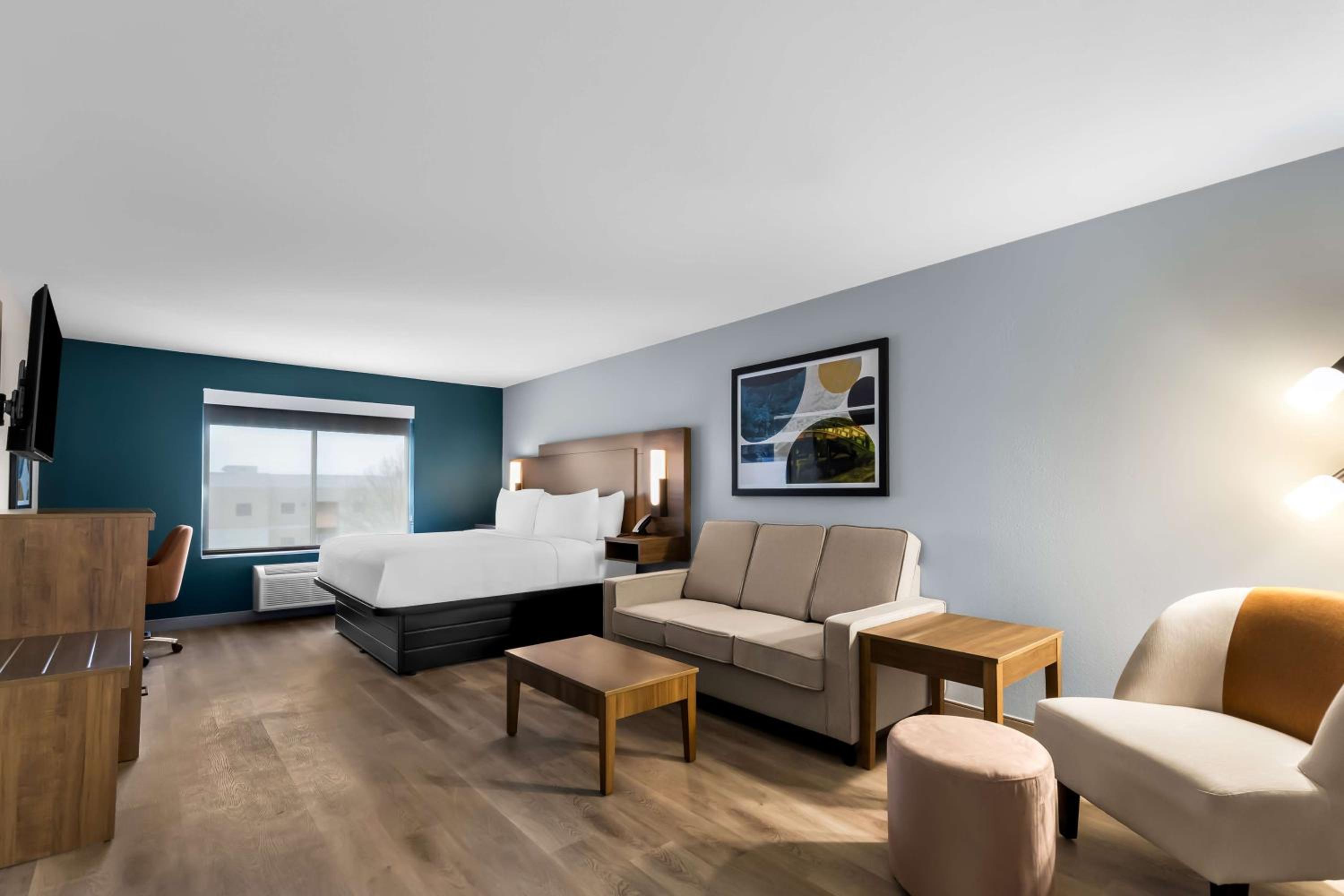 Larger Executive King Room with Sofa Bed - Non-Smoking - Photo 2