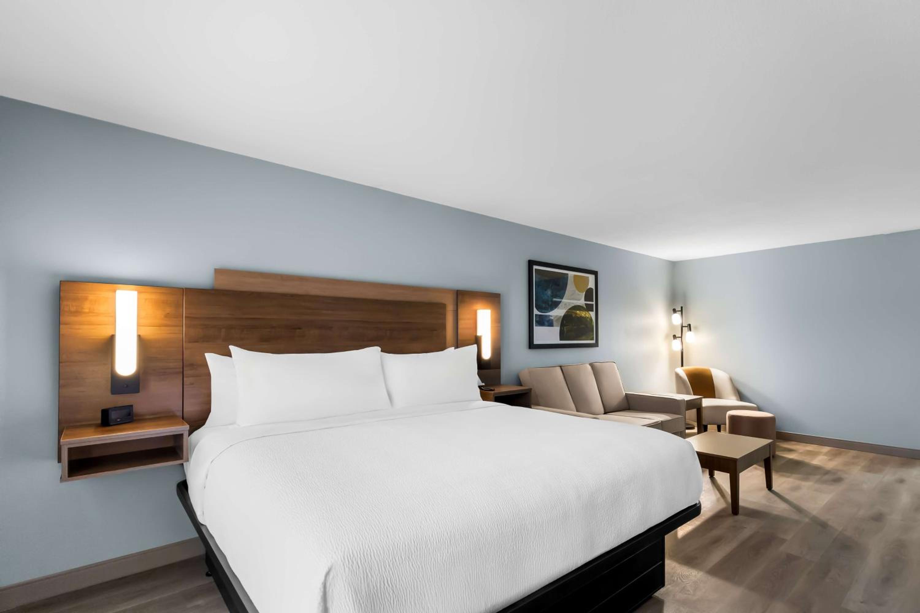 Larger Executive King Room with Sofa Bed - Non-Smoking - Photo 3