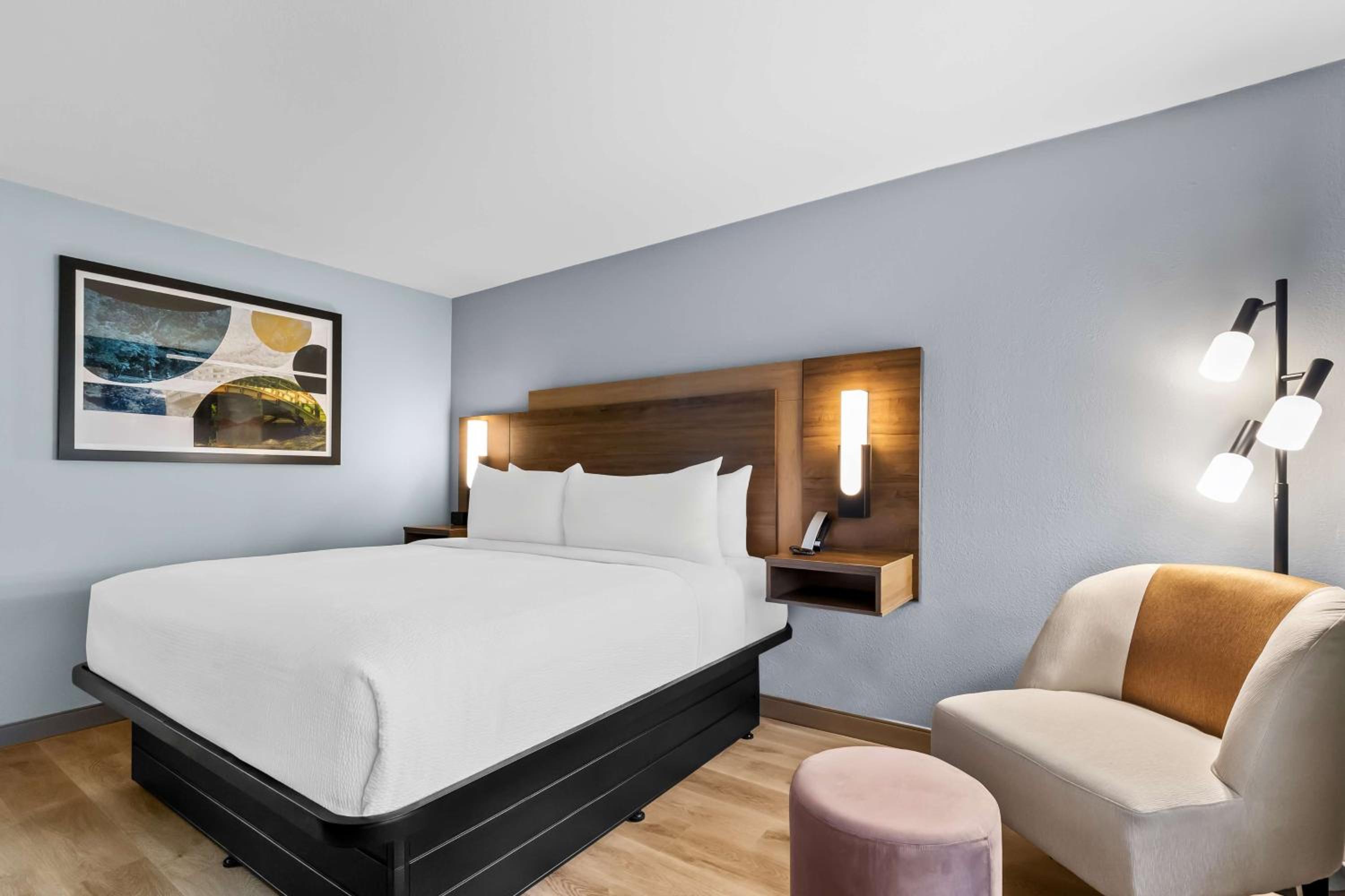 King Room - Non-Smoking - Photo 3