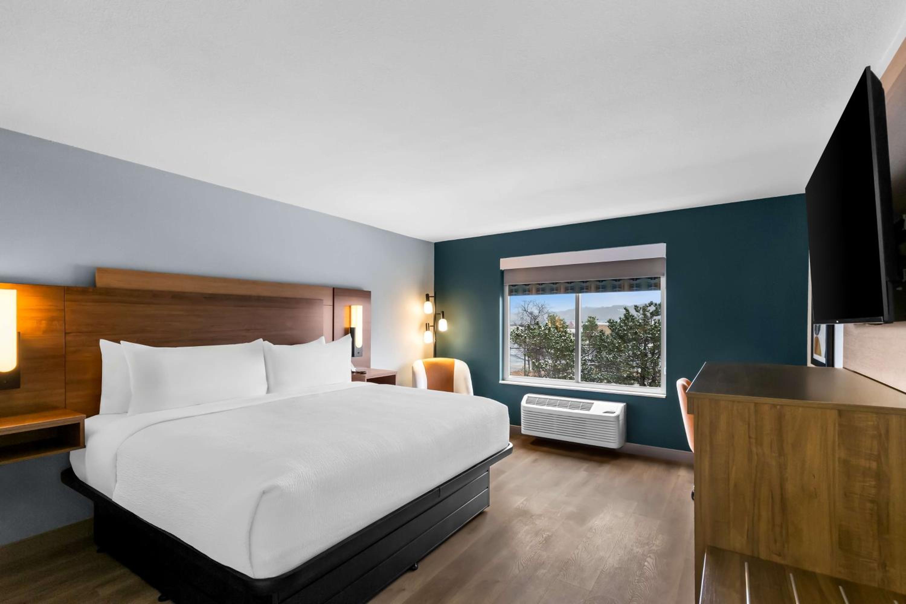 King Room - Non-Smoking - Photo 4