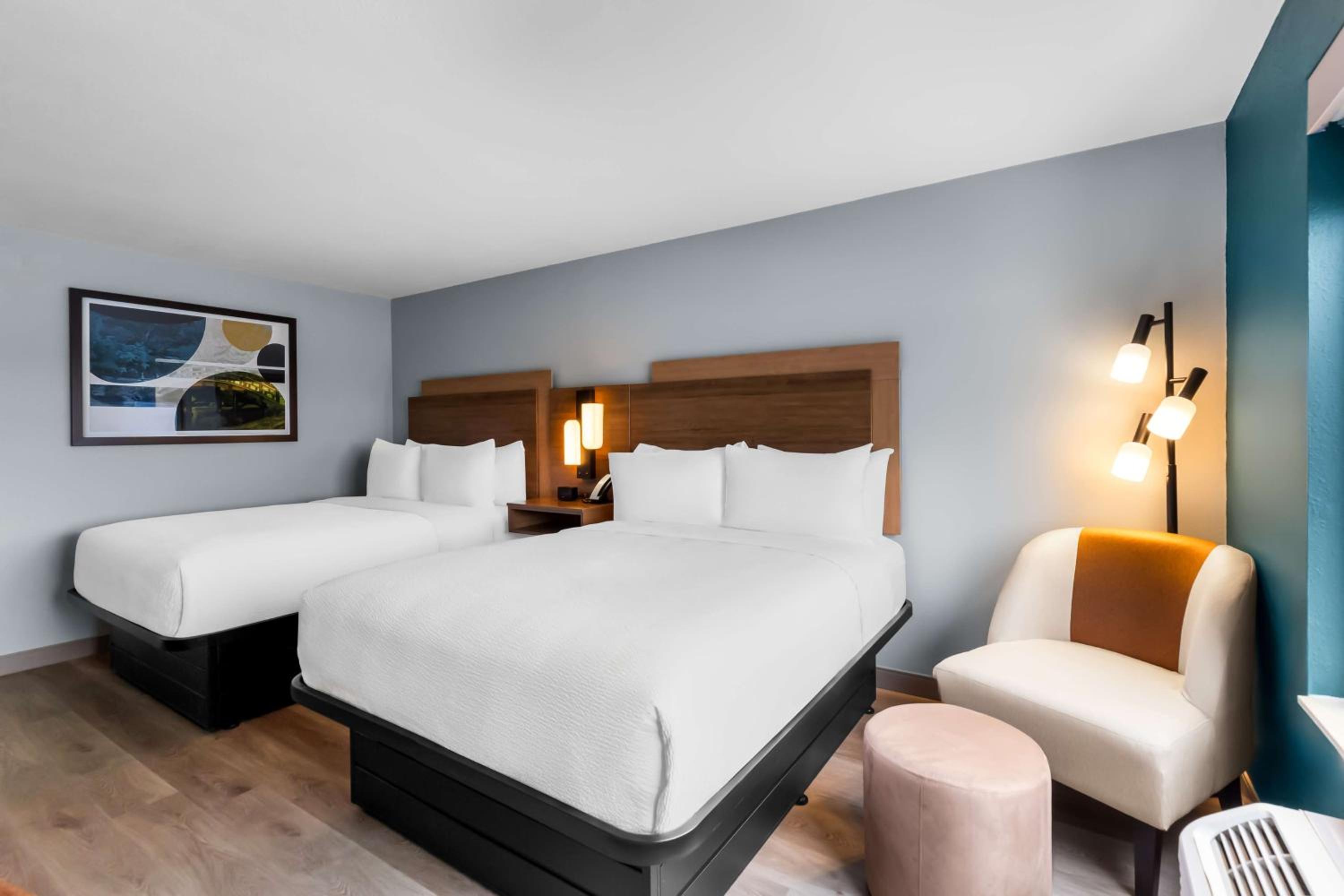 Queen Room with Two Queen Beds - Non-Smoking - Photo 3