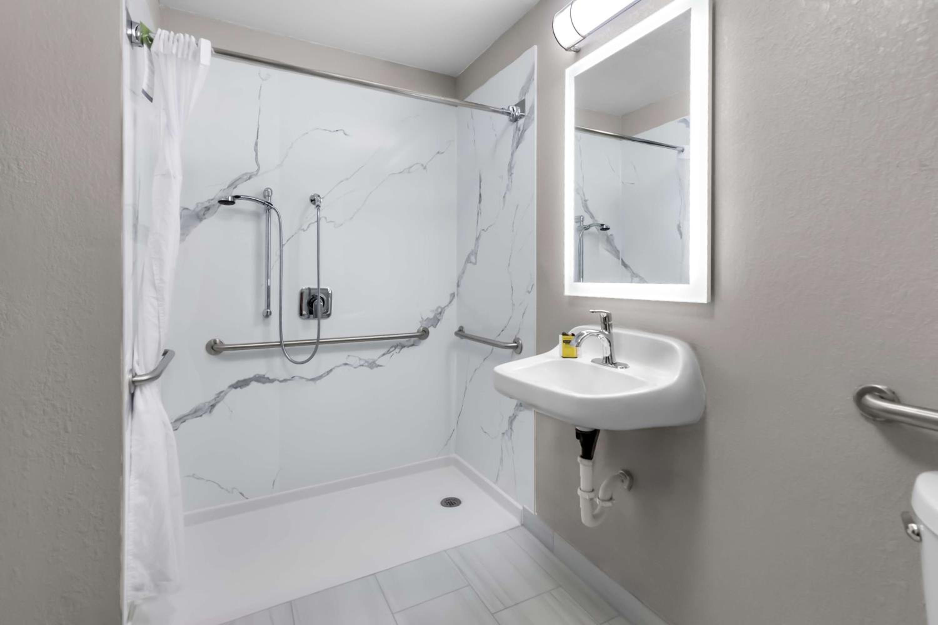 King Room with Roll-In Shower - Disability Access - Photo 4