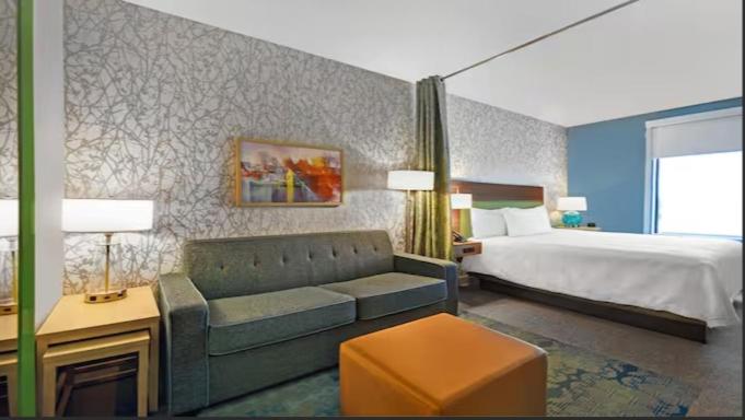 King Suite - Hearing Access/Non-Smoking - Photo 2