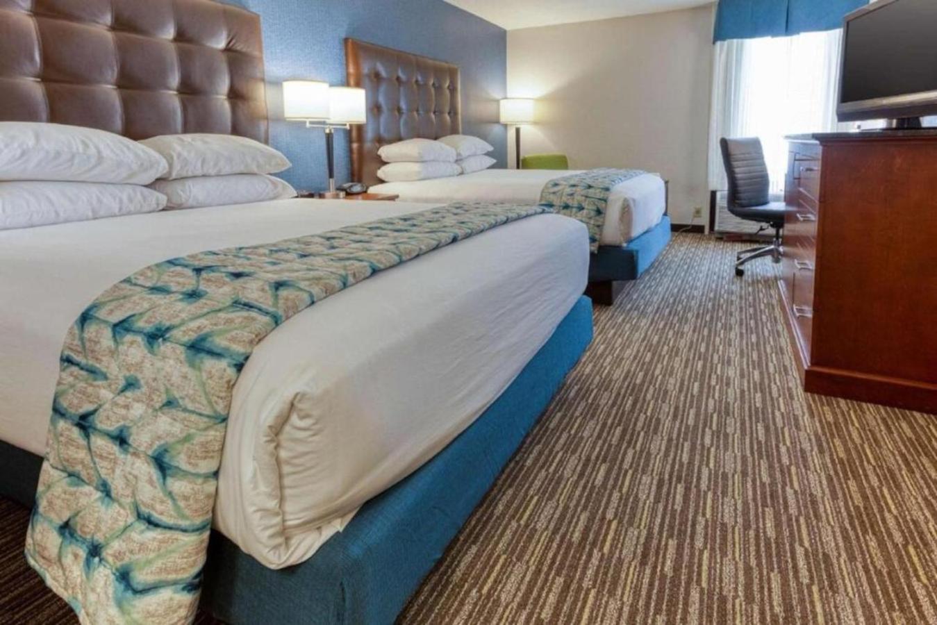Deluxe Queen Room with Two Queen Beds - Non-Smoking - Photo 2