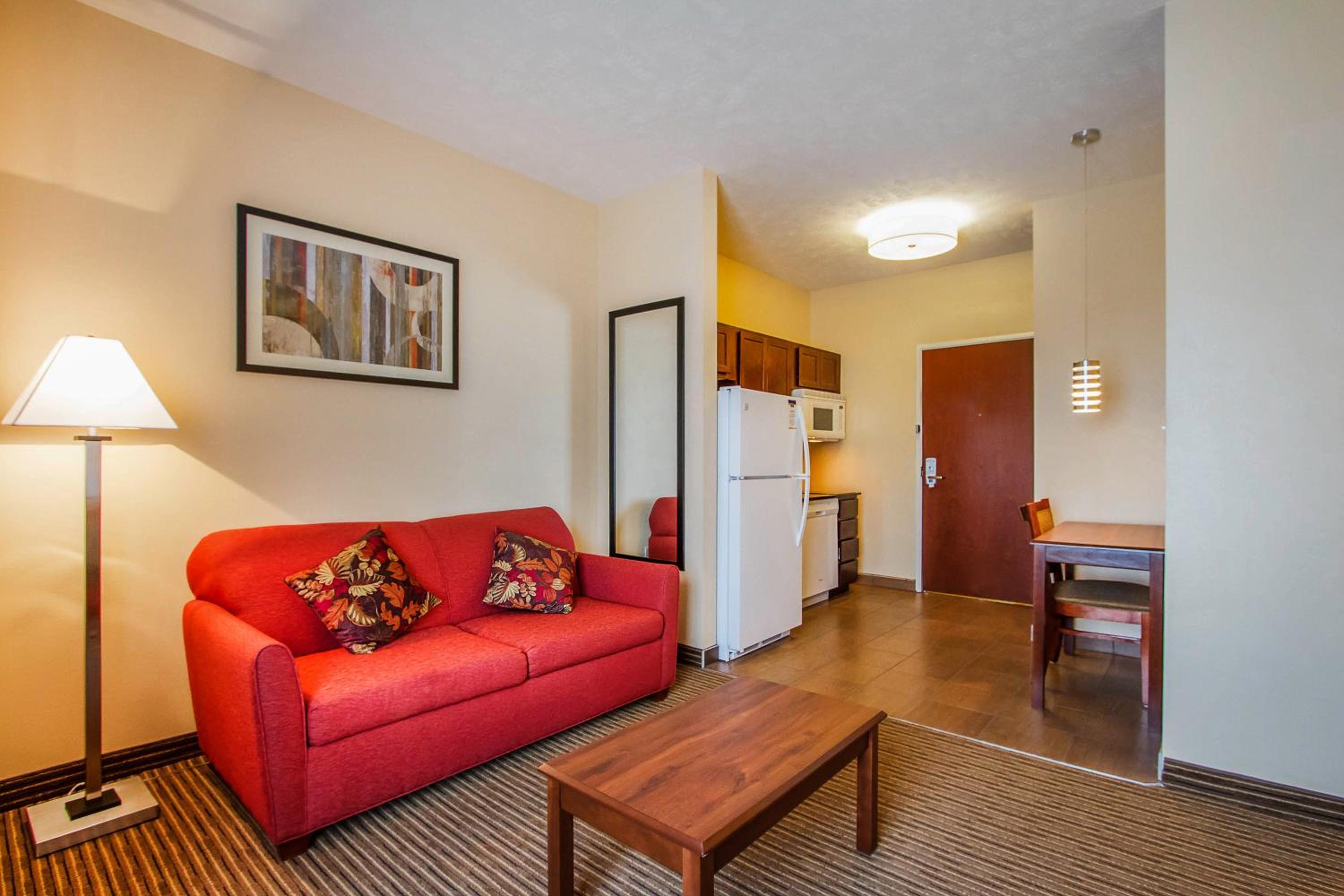 Queen Suite with Sofa Bed - Non-Smoking photo 2