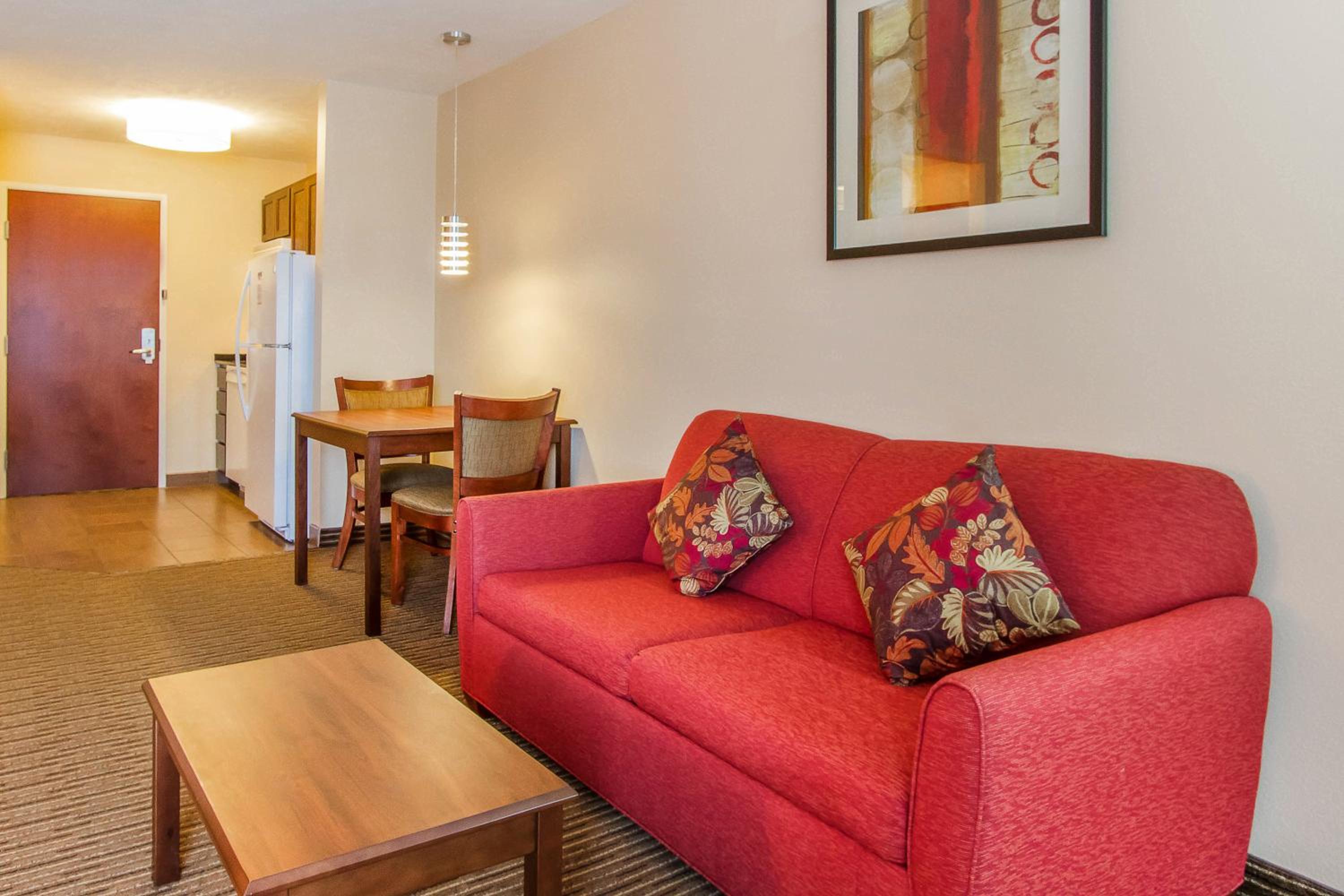 Queen Suite with Two Queen Beds and Sofa Bed - Non-Smoking photo 2